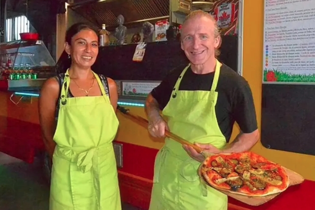 法國發生一起駭人命案，披薩店老闆殺害一名隱居男子，竟將屍體與蔬菜下鍋煮。（翻攝畫面）