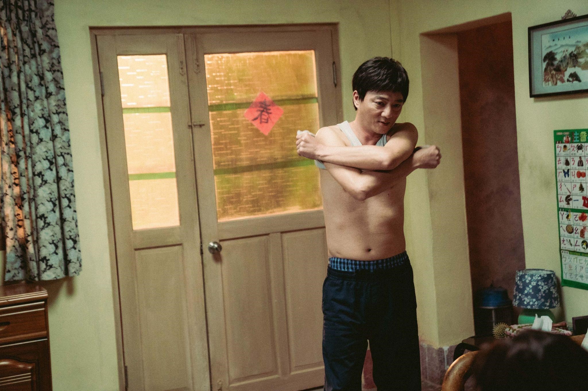 藍葦華在片中積極求子，主動脫上衣跟老婆高伊玲討要「做功課」。 （牽猴子提供）