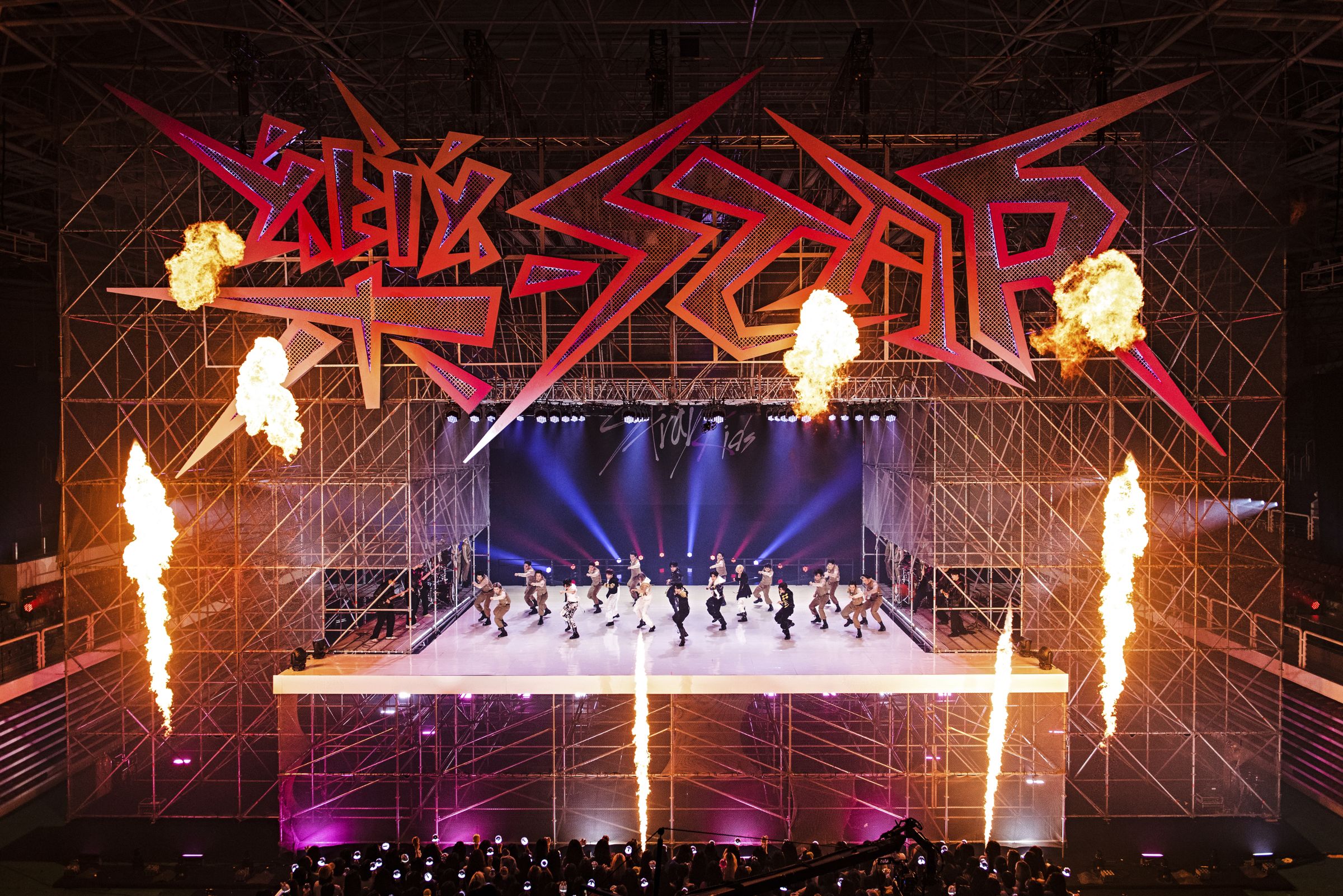 韓團Stray Kids登上特製的大型舞台演出。（Billboard Music Awards提供）