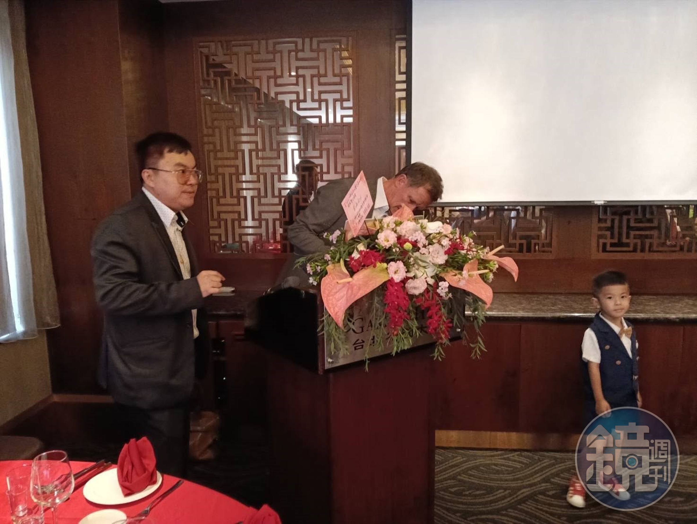 左：羅彦喆所長、中：「瑞士古柏林寶石鑑定所」（Gübelin Gem Lab）董事總經理丹尼爾·奈菲勒博士（Dr. Daniel Nyfeler）、右：羅總兒子羅裕勝 Ari Lo