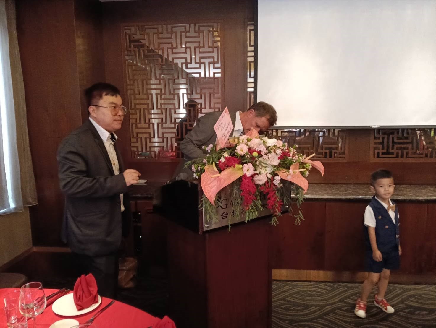 左：羅彦喆所長、中：「瑞士古柏林寶石鑑定所」（Gübelin Gem Lab）董事總經理丹尼爾·奈菲勒博士（Dr. Daniel Nyfeler）、右：羅總兒子羅裕勝 Ari Lo