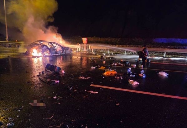 車輛起火猛烈,火光照亮隧道口。(翻攝畫面)