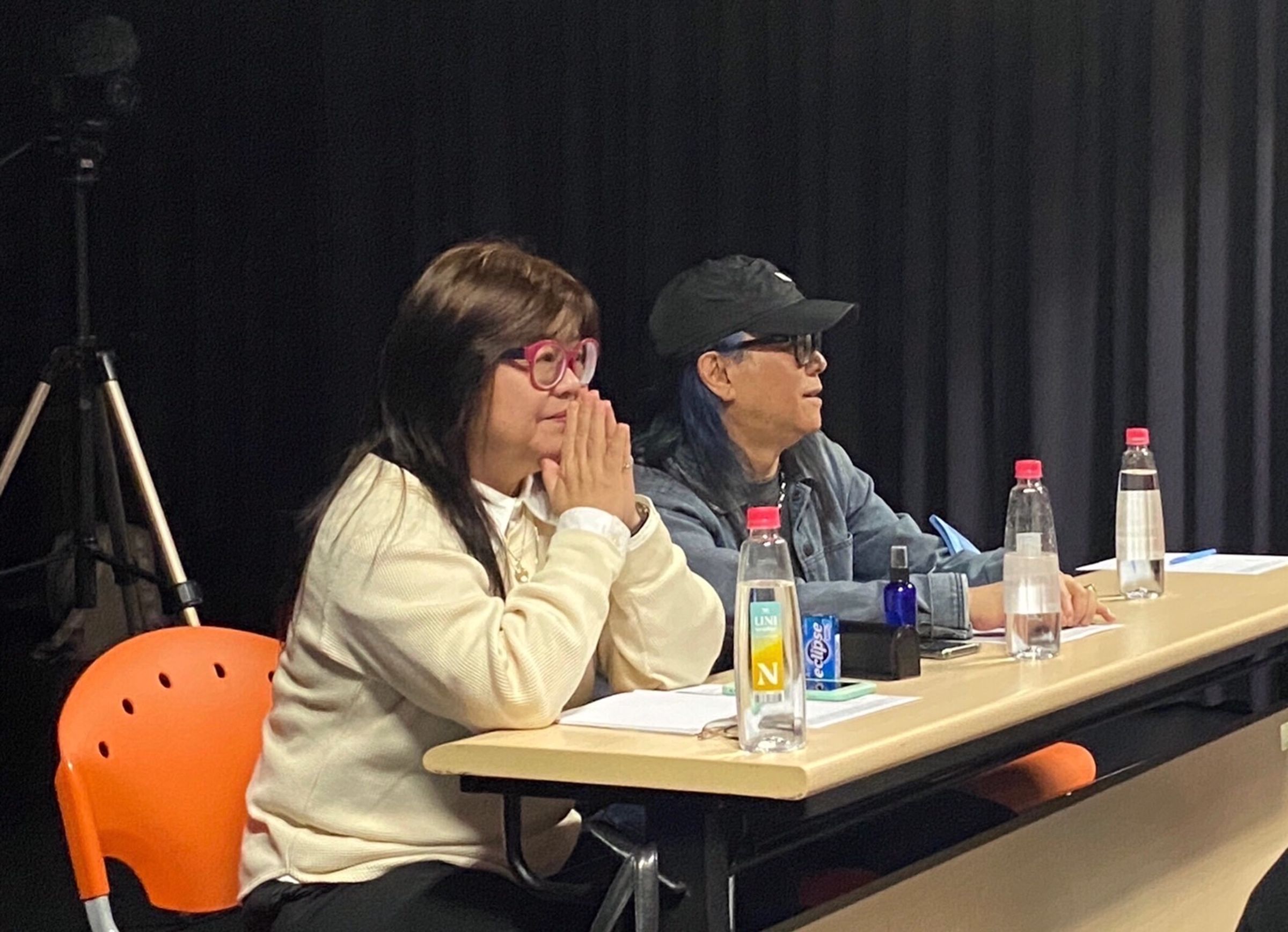 潘重威(右)與夫人AMEE(左)擔任期台北海大演藝時尚事業管理系課末成果展評審。(台北海大提供)