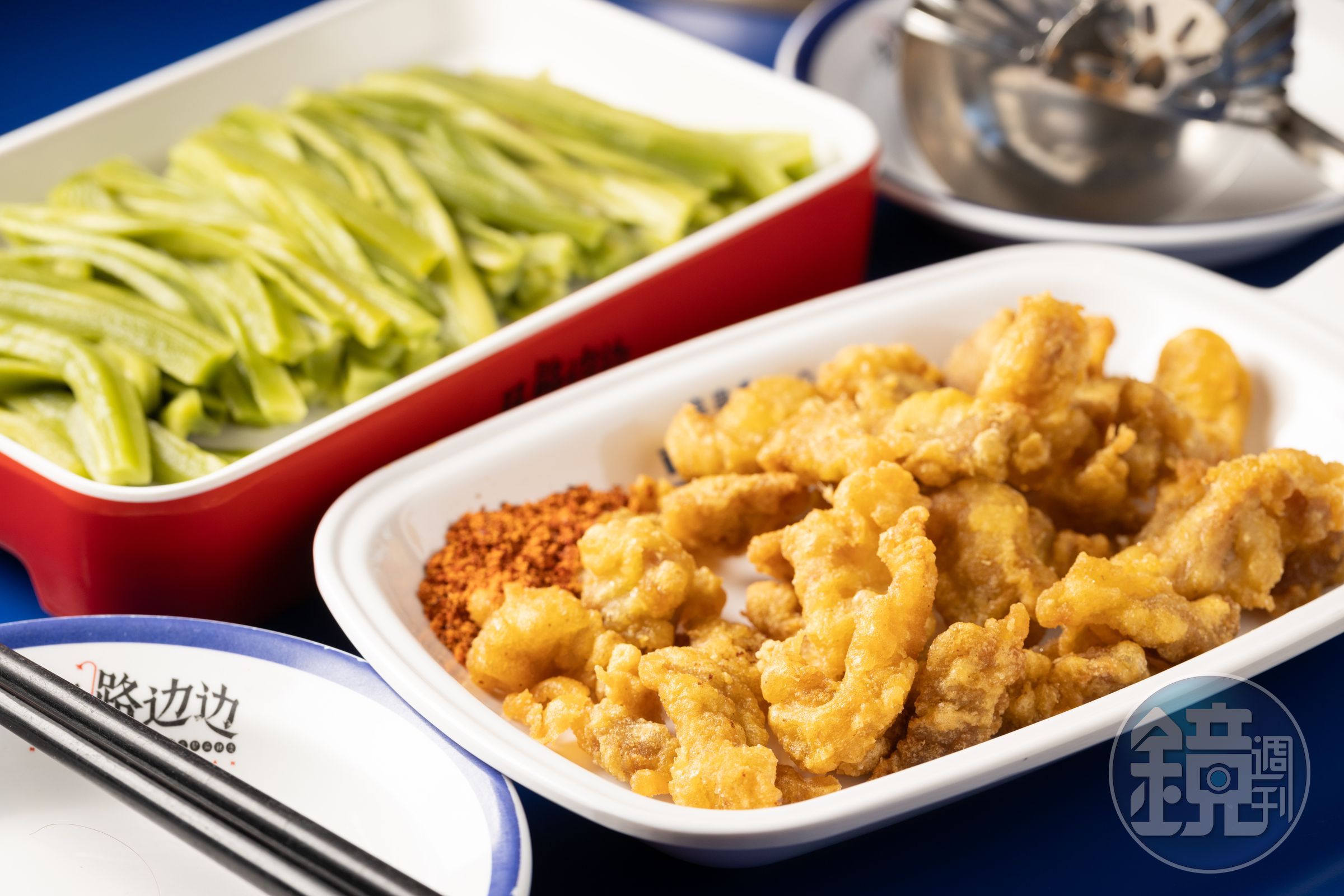 「四川小酥肉」（前，150元／份）將醃製過的梅花肉炸至酥脆，可直接吃。