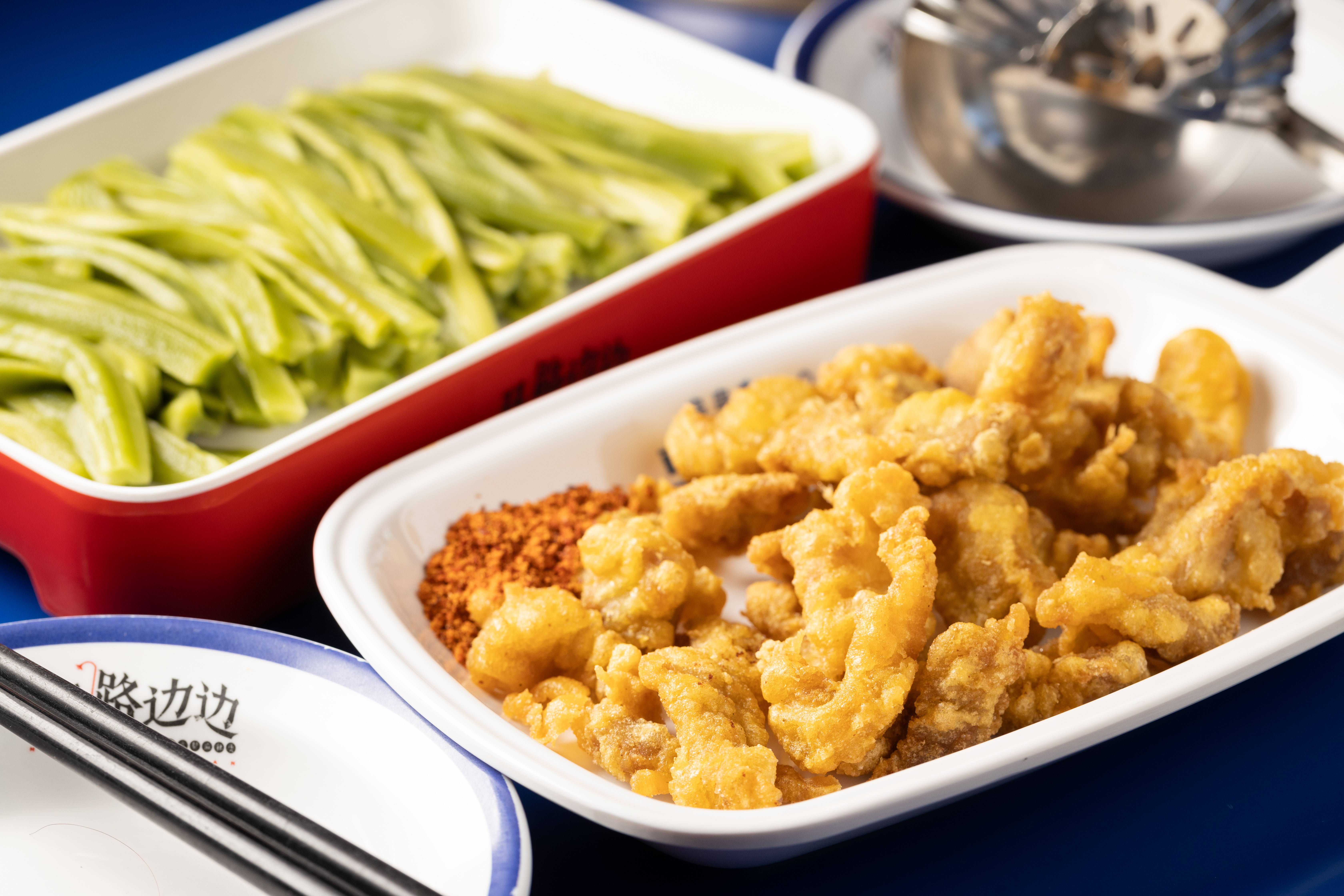 「四川小酥肉」（前，150元／份）將醃製過的梅花肉炸至酥脆，可直接吃。