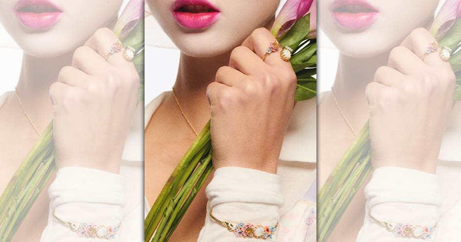 Les Néréides小小凡爾賽。粉藍花卉與珍珠母貝手環NT$6,800、粉藍花卉與珍珠母貝戒指 NT$5,800（惇聚國際提供）