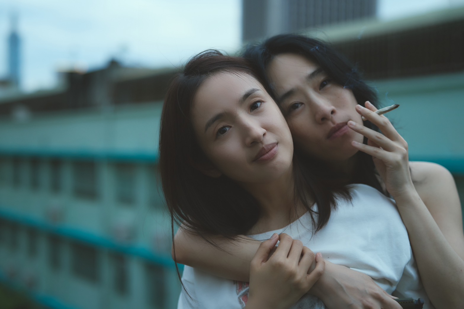與林依晨（左）在《失明》有許多糾結愛戀，吳可熙說到：「很容易就可以喜歡依晨。」（周子娛樂提供）
