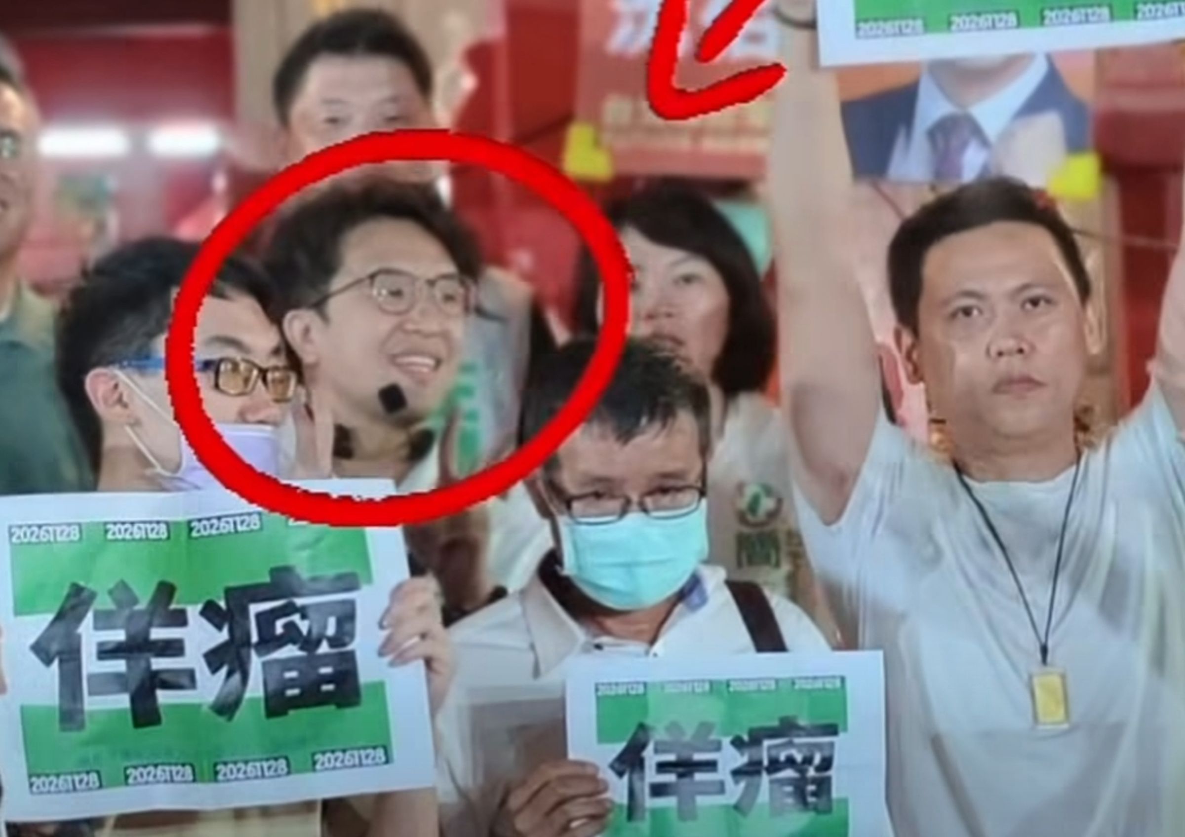 沈伯洋昨天在景美夜市與支持者合照時,有3名男子拿著「佯瘤」標語到鬧場,游智彬事後也po文「自首」證實。(翻攝自游智彬臉書)