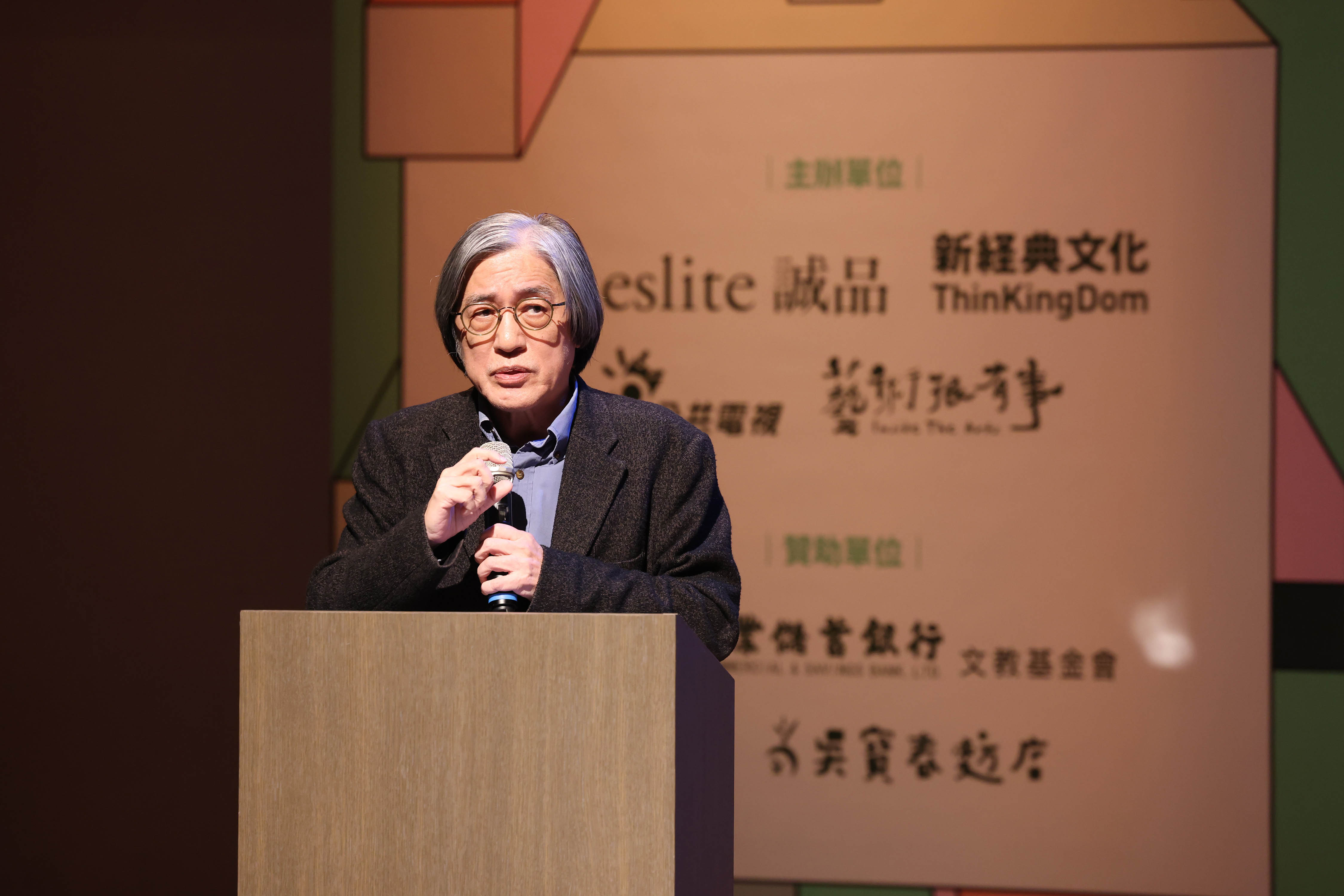 活動發起人詹宏志領軍開講，推薦《一場極為安詳的死亡》。（公視提供）