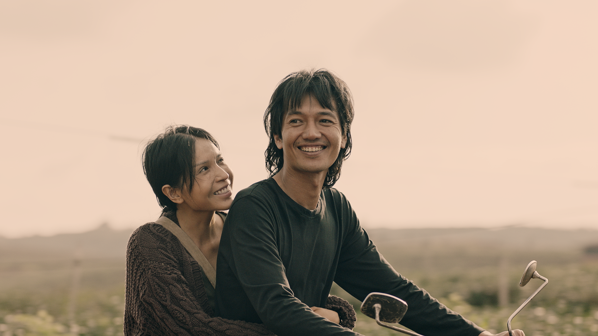 越南電影《開棺》由影帝吳光俊(右)與陳可如主演,將越南民間傳說改編成電影。(車庫娛樂提供)