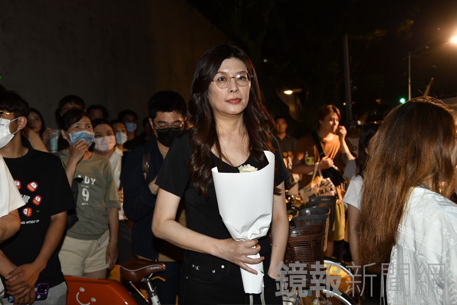 鄭麗文昨晚到北所外聲援柯文哲。（鏡報李智為攝）