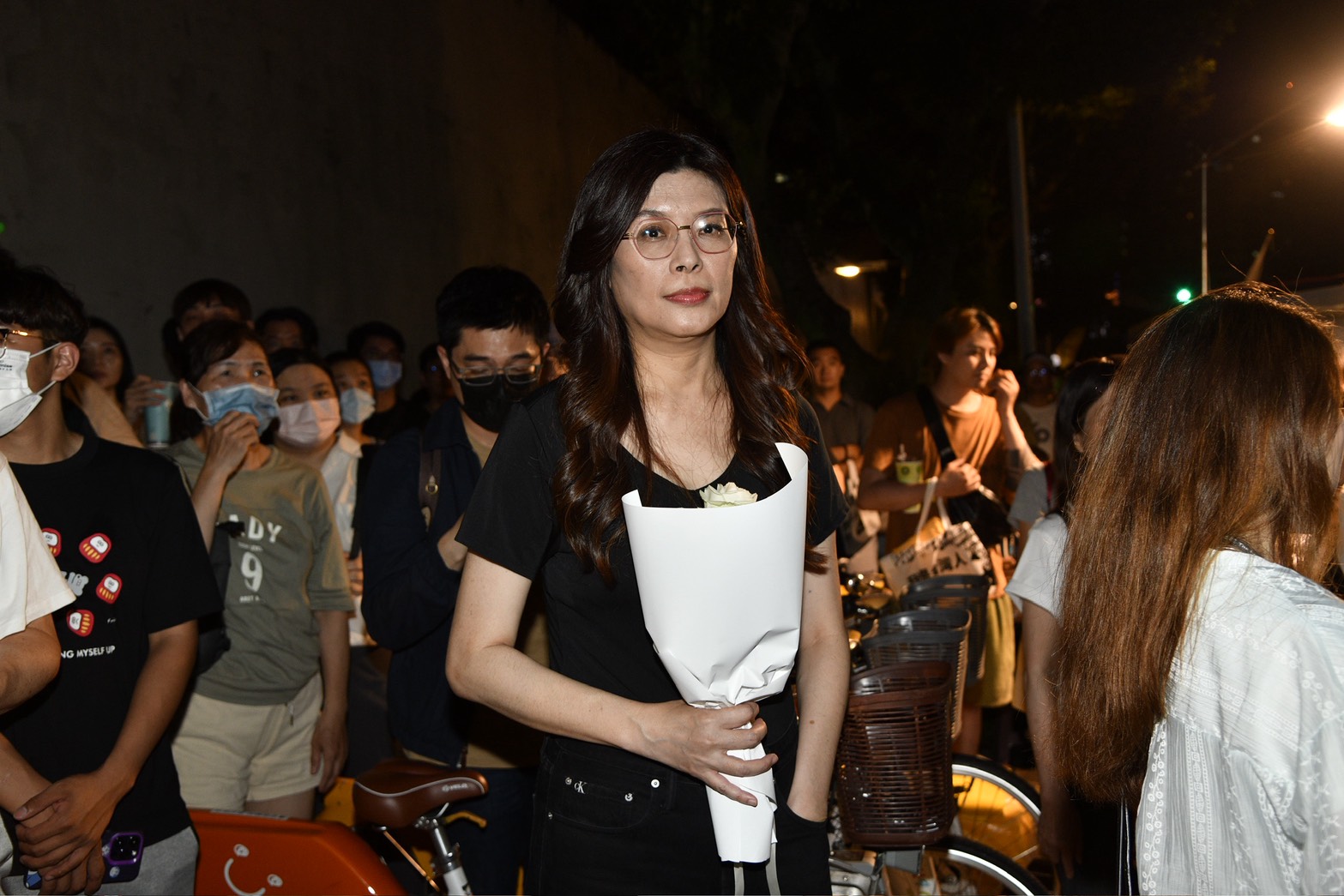 鄭麗文昨晚到北所外聲援柯文哲。（鏡報李智為攝）