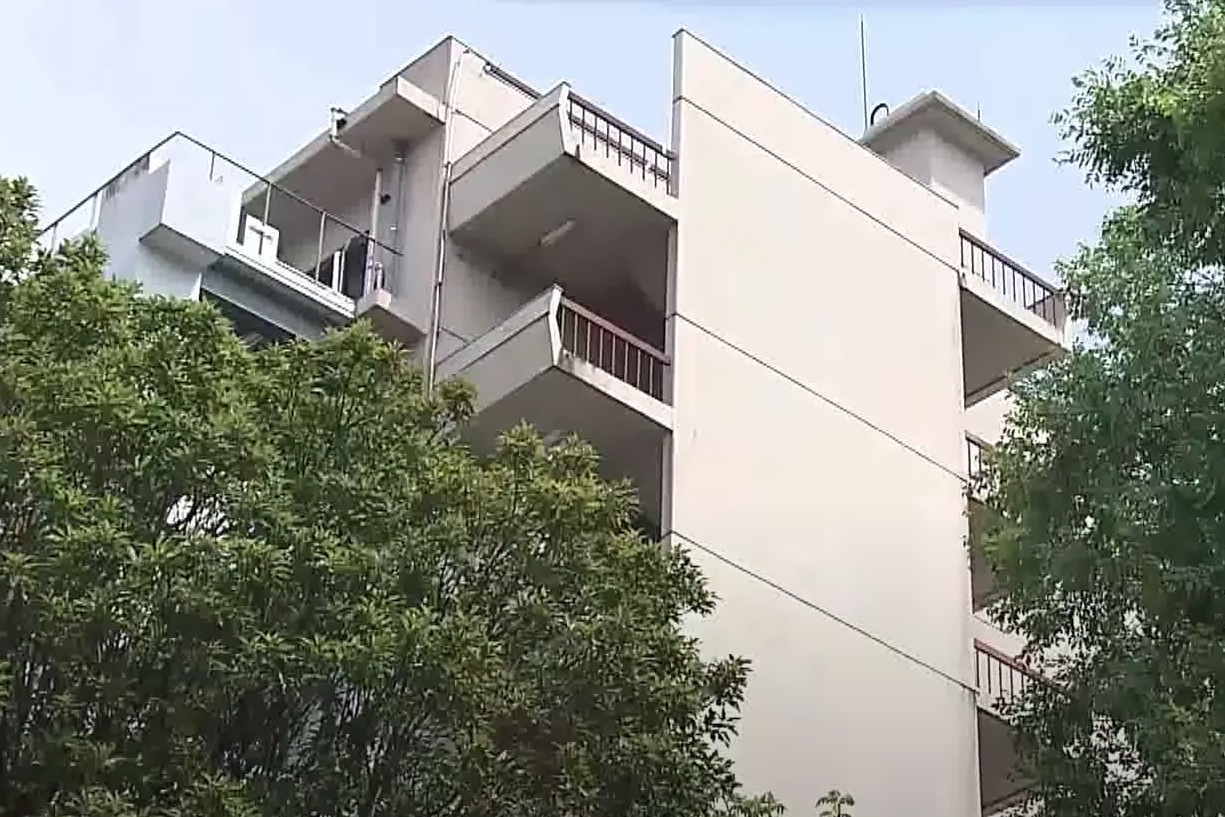 1名30多歲的中國籍女子，獨自攀爬約30公尺高的煙囪慘慘摔死。（翻攝自https://s.mxtv.jp/）