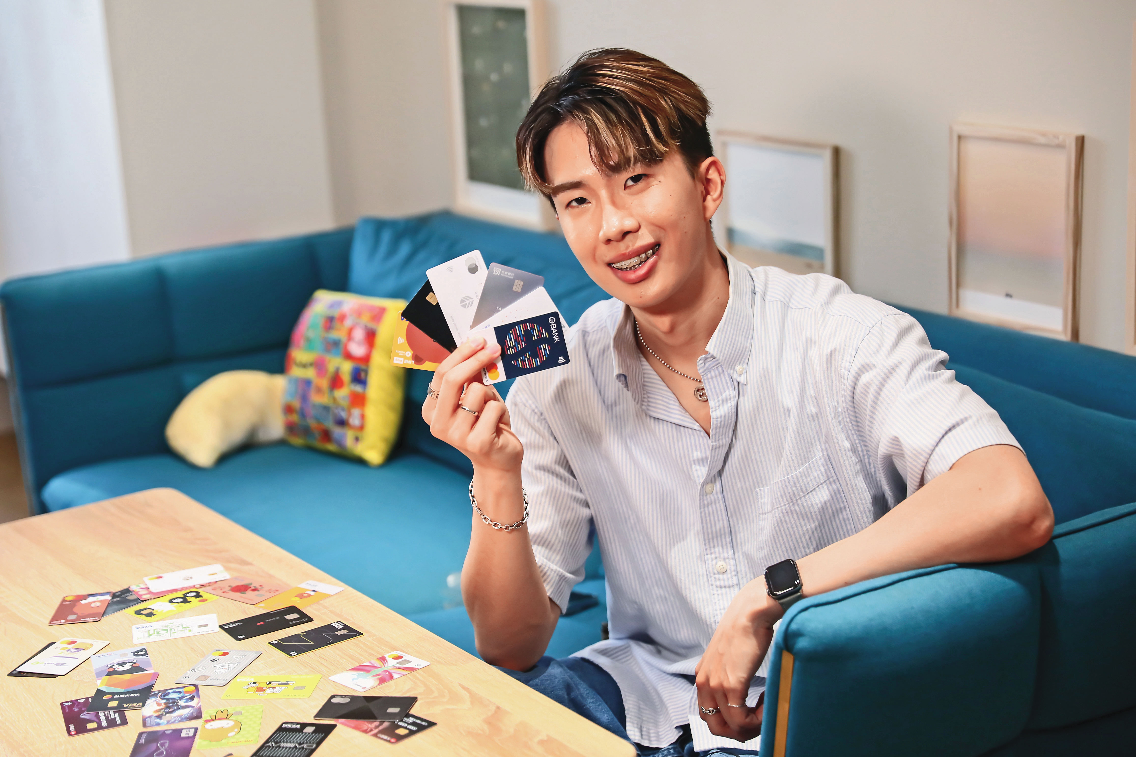 信用卡達人李勛對每張卡權益倒背如流，將刷卡賺優惠省下的錢拿來投資自己。