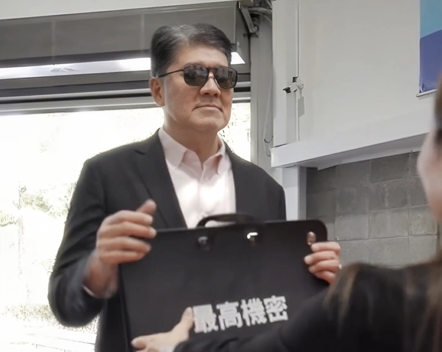 好市多亞太區總裁張嗣漢化身黑衣特務,持機密文件解鎖優惠好康。