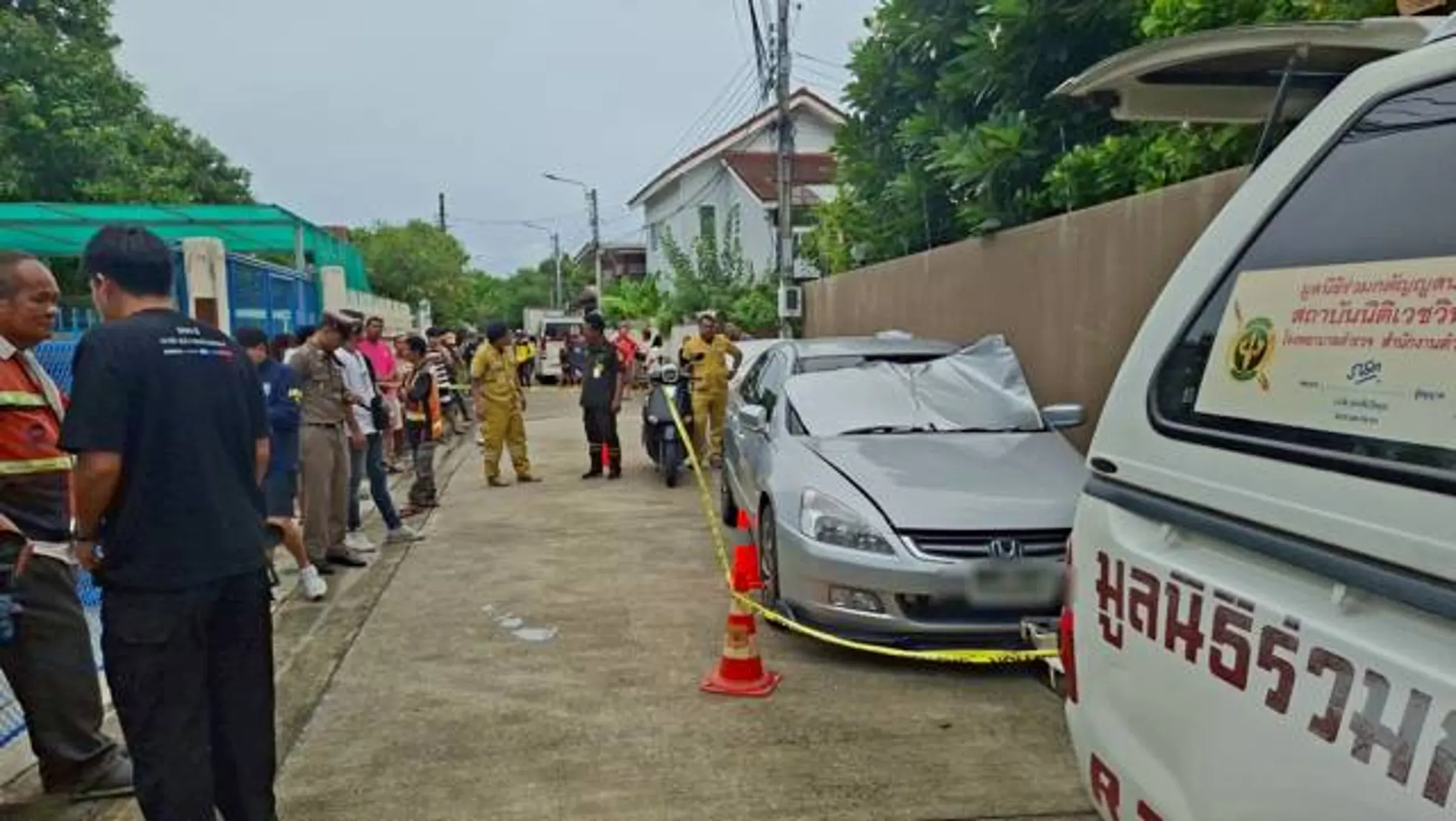 曼谷一對男女疑似車震窒息而死。（翻攝阿瑪林電視台Amarlin TV）