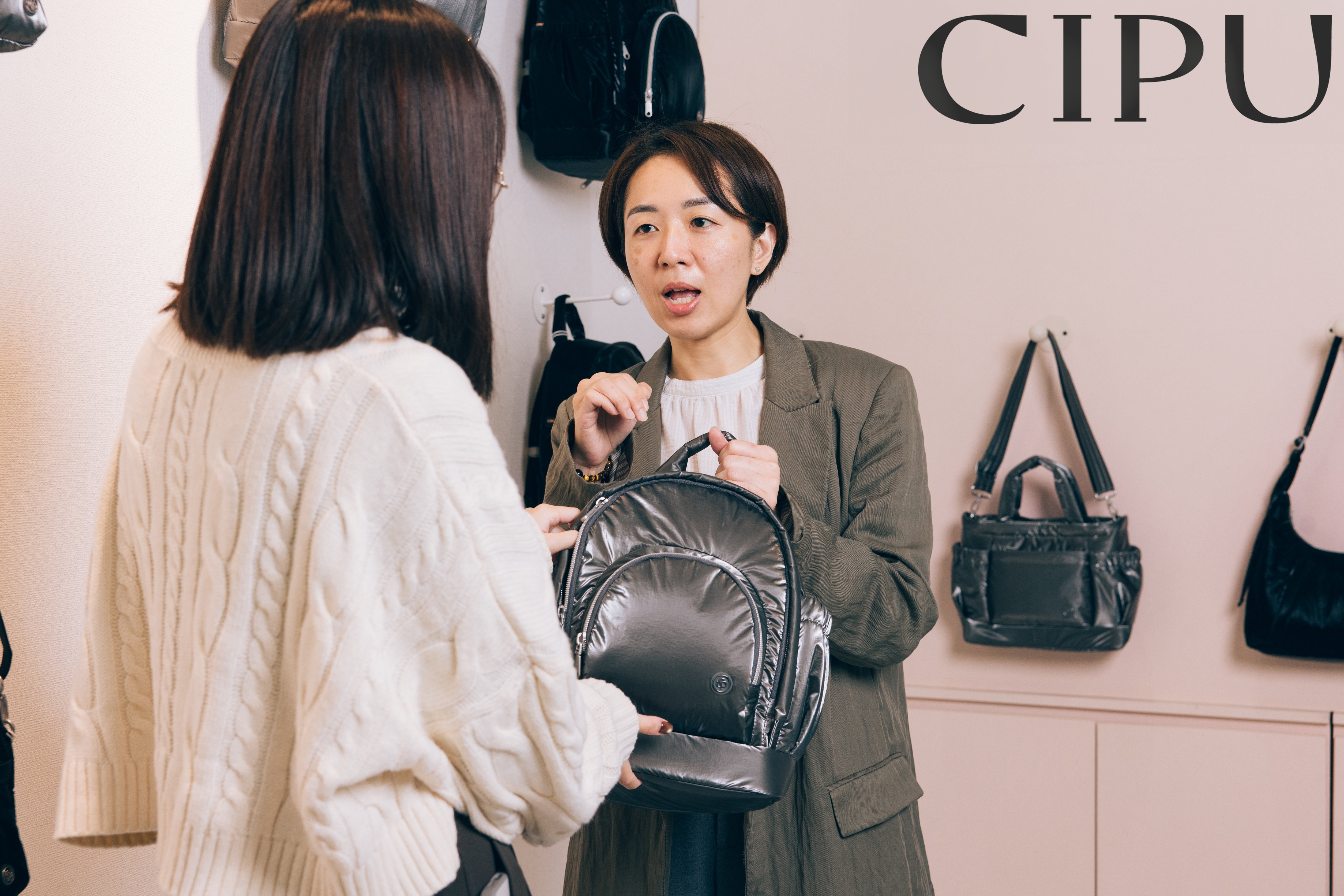 調整為大寫CIPU,璽福創意營運長廖偲涵Susan表示,團隊選擇保留品牌名字,是因為不想辜負一路陪伴品牌走過低潮的老顧客,也希望以實際行動重新累積品牌信任。