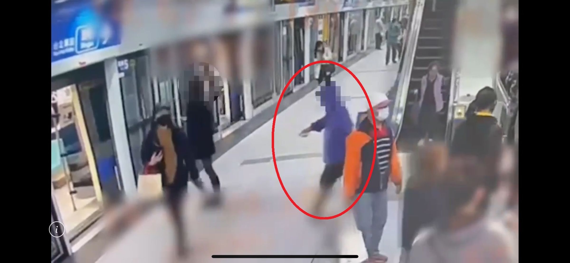廖女要上捷運列車時,後方男子突朝她噴灑不明液體。(翻攝畫面)