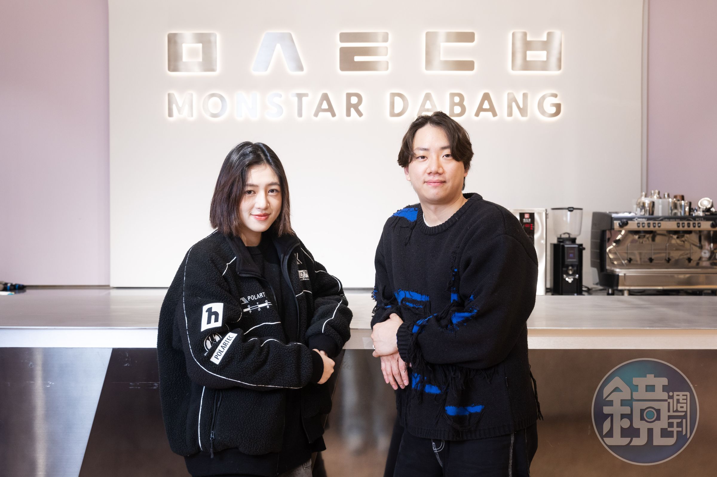 金正律（右）與朱謙雅在K-MONSTAR微風南山門市的咖啡廳空間受訪，分享來台展店心路歷程。