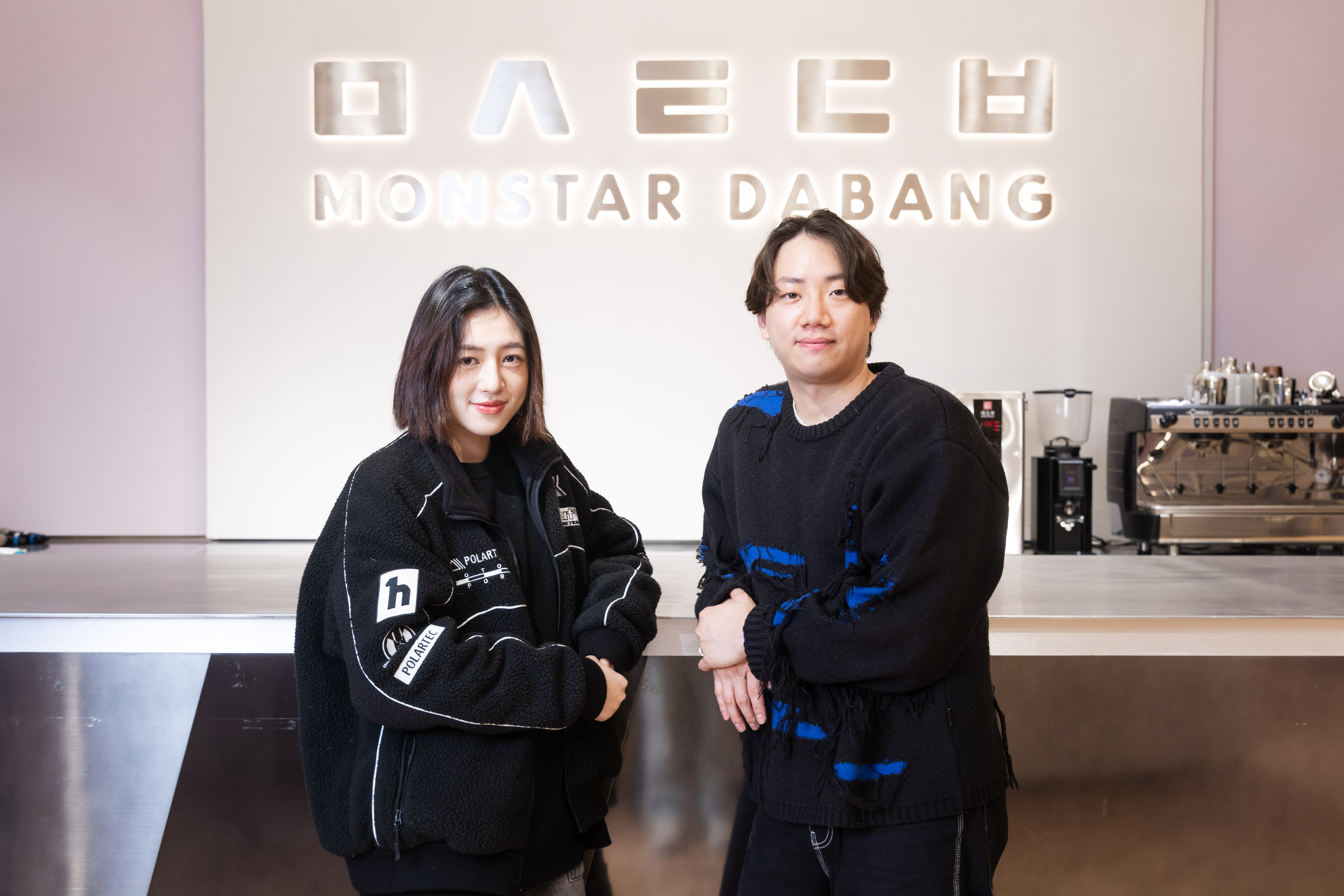 金正律(右)與朱謙雅在K-MONSTAR微風南山門市的咖啡廳空間受訪,分享來台展店心路歷程。