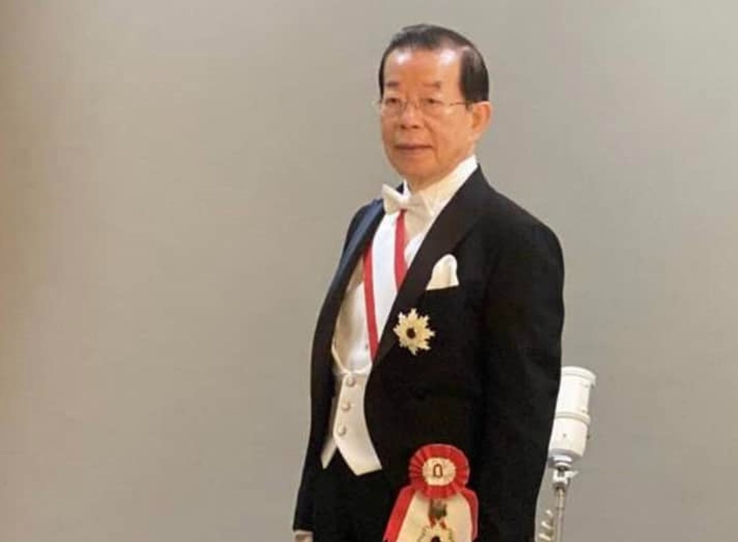 謝長廷近日在東京皇居，獲日本天皇德仁親授「旭日大綬章」。（翻攝自謝長廷臉書）