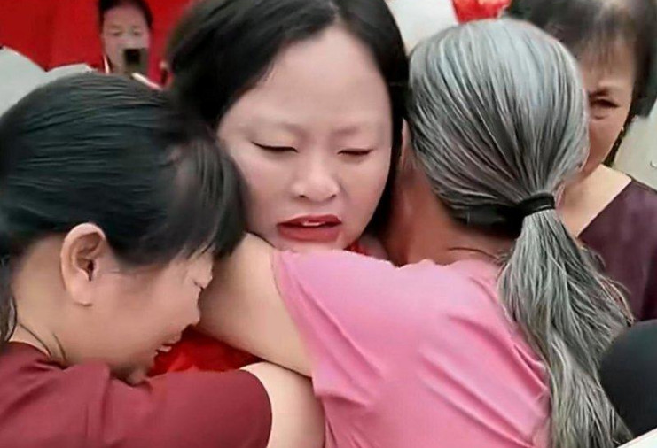 弄壞鄰居沐浴乳瓶怕挨罵！9歲女童離家失聯22年　母重逢淚崩悔太嚴厲  