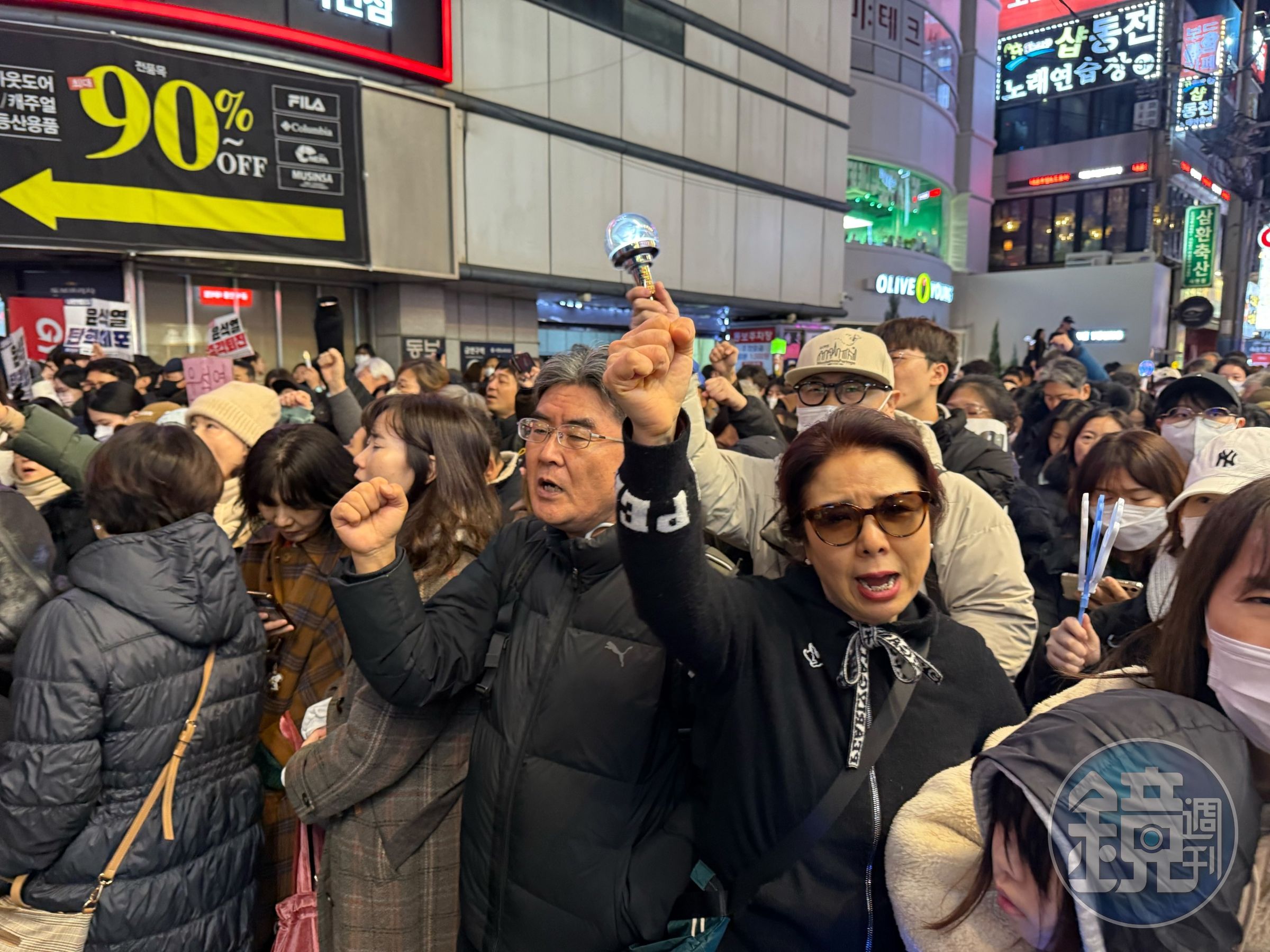 南韓人不分老幼上街表達對尹錫悅的不滿。