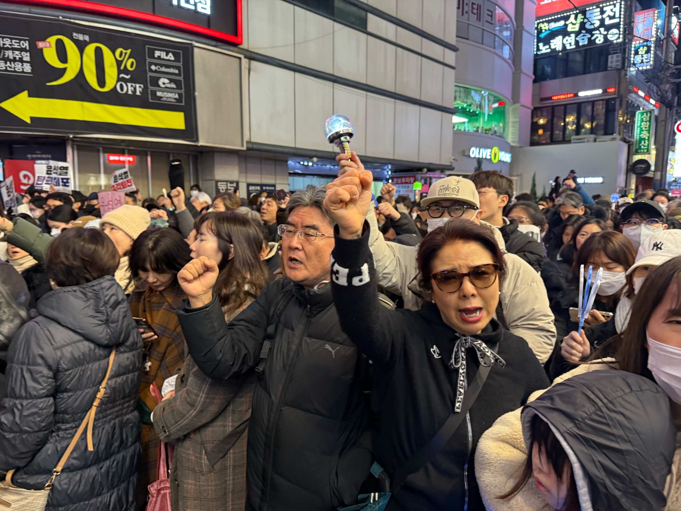 南韓人不分老幼上街表達對尹錫悅的不滿。