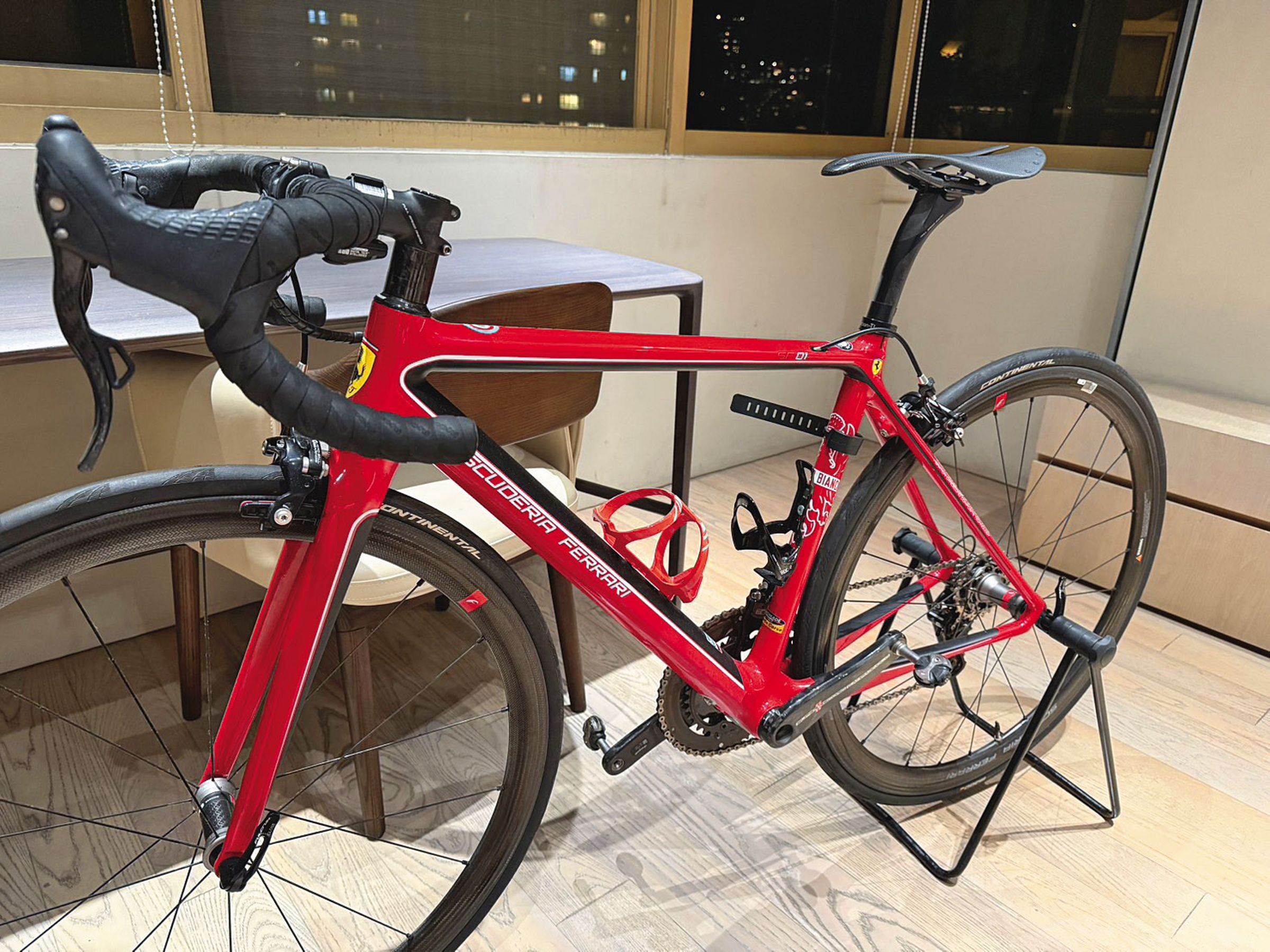 蔡錫全以40萬元購入全台限量3台、法拉利跟Bianchi聯名製造的自行車SF01。