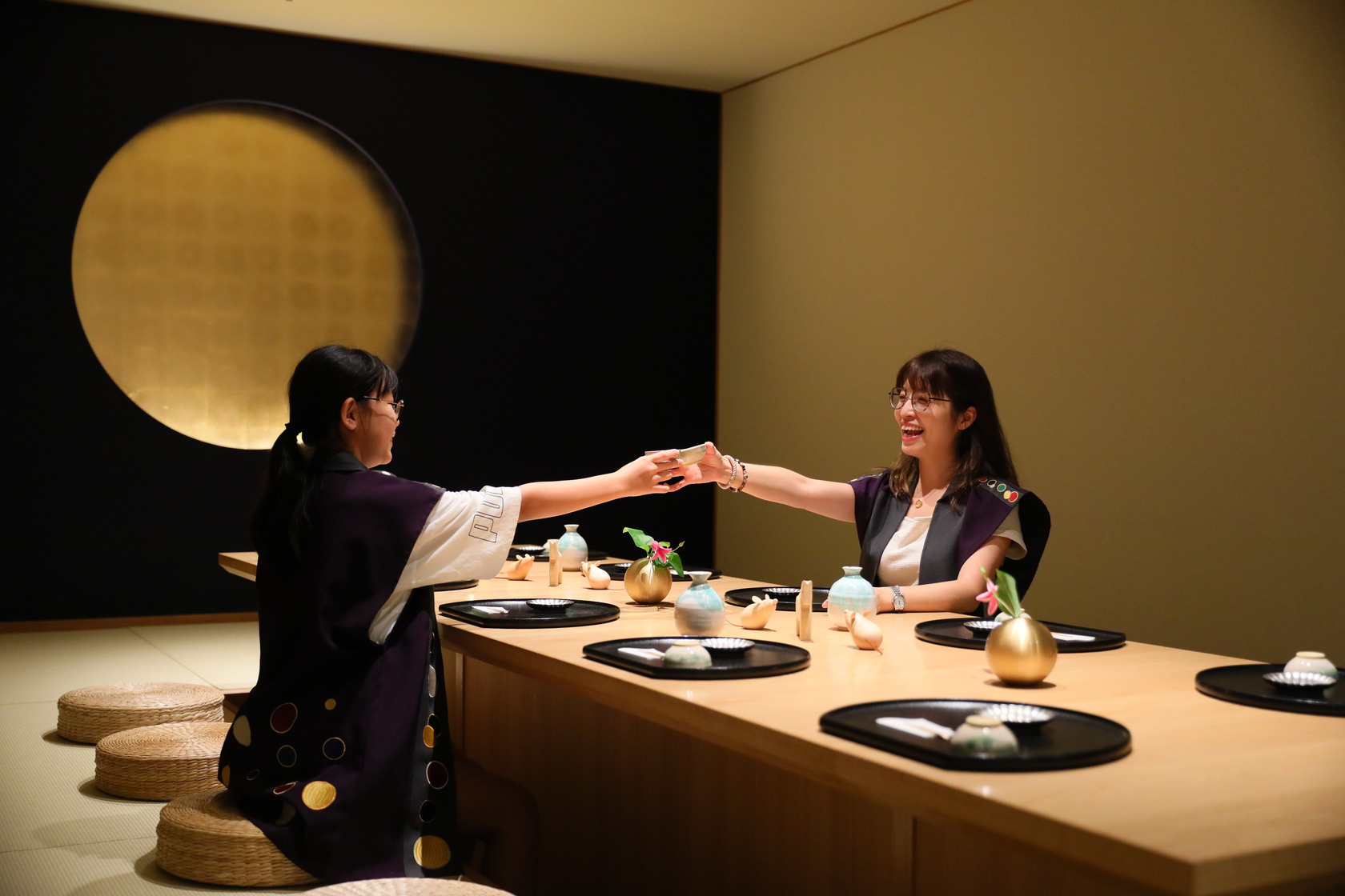 住客可以參加免費的活動「伊達之宴」穿上伊達政宗的陣羽織服飾,以當地燒製的清酒杯品嘗地酒,感受藩主招待客人的美意。