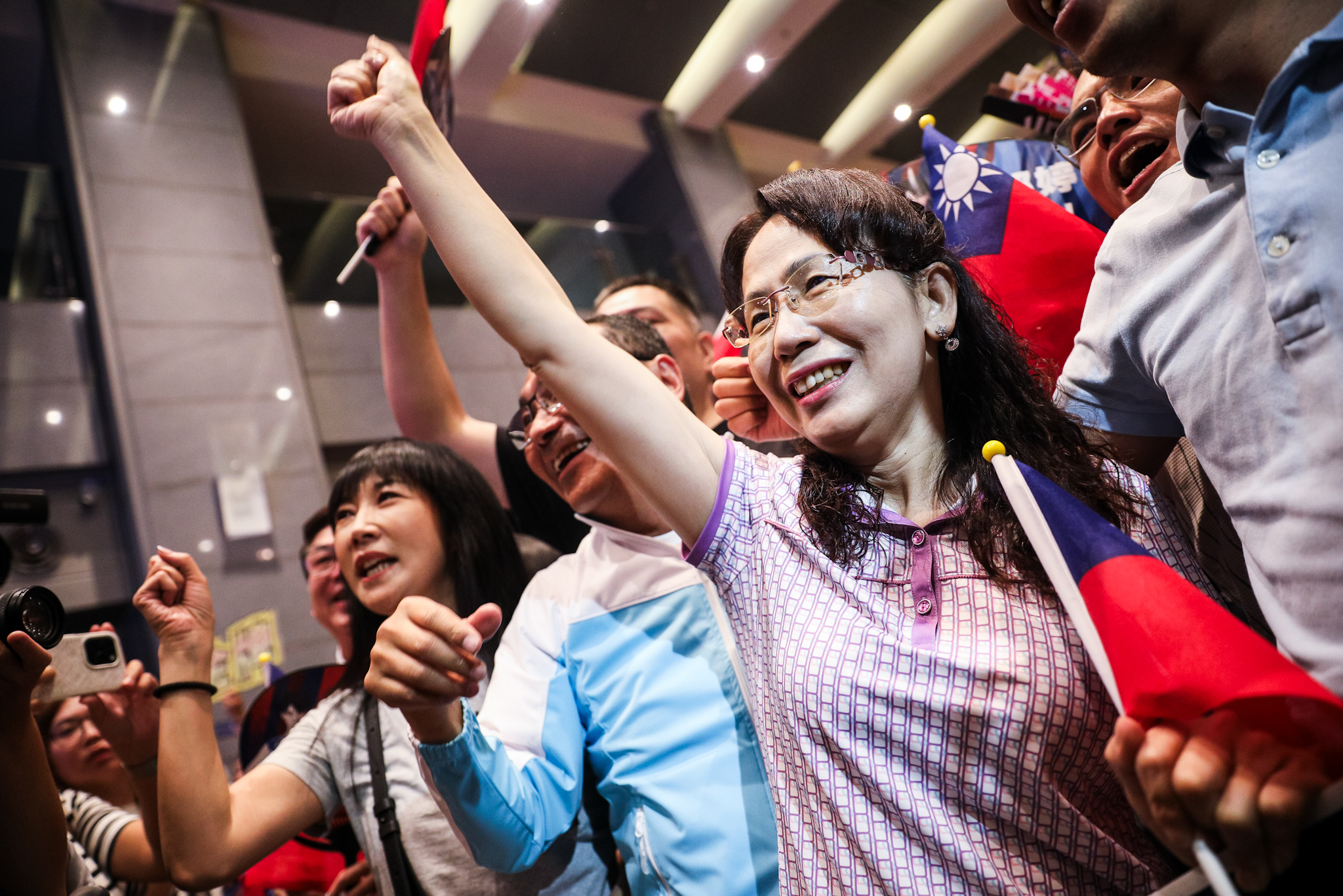 林郁婷媽媽凌晨現身新北市府舉行的直播派對，跟群眾一同為女兒加油。