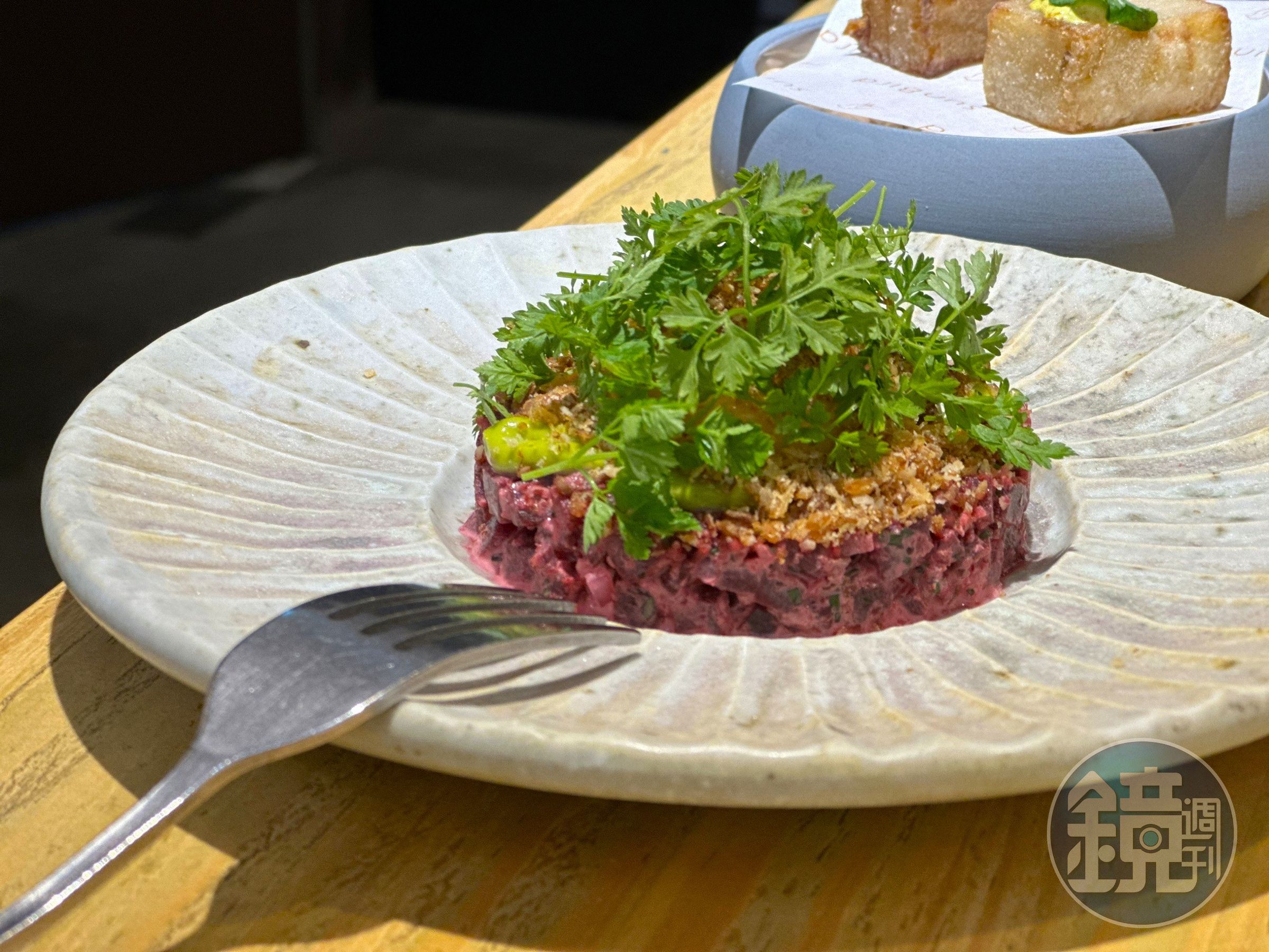 「甜菜根韃靼Beetroot Tartare」中間有一顆隱藏的油封蛋黃，酸酸的滋味佐上爆漿蛋黃，口感充滿驚喜。（320元／份）