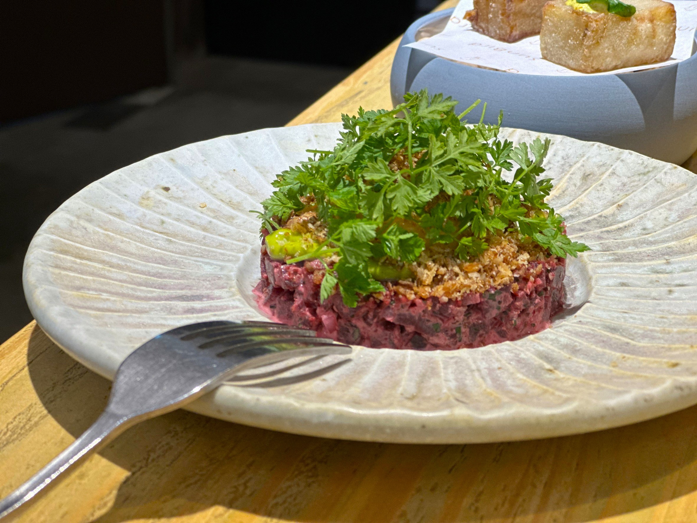 「甜菜根韃靼Beetroot Tartare」中間有一顆隱藏的油封蛋黃，酸酸的滋味佐上爆漿蛋黃，口感充滿驚喜。（320元／份）