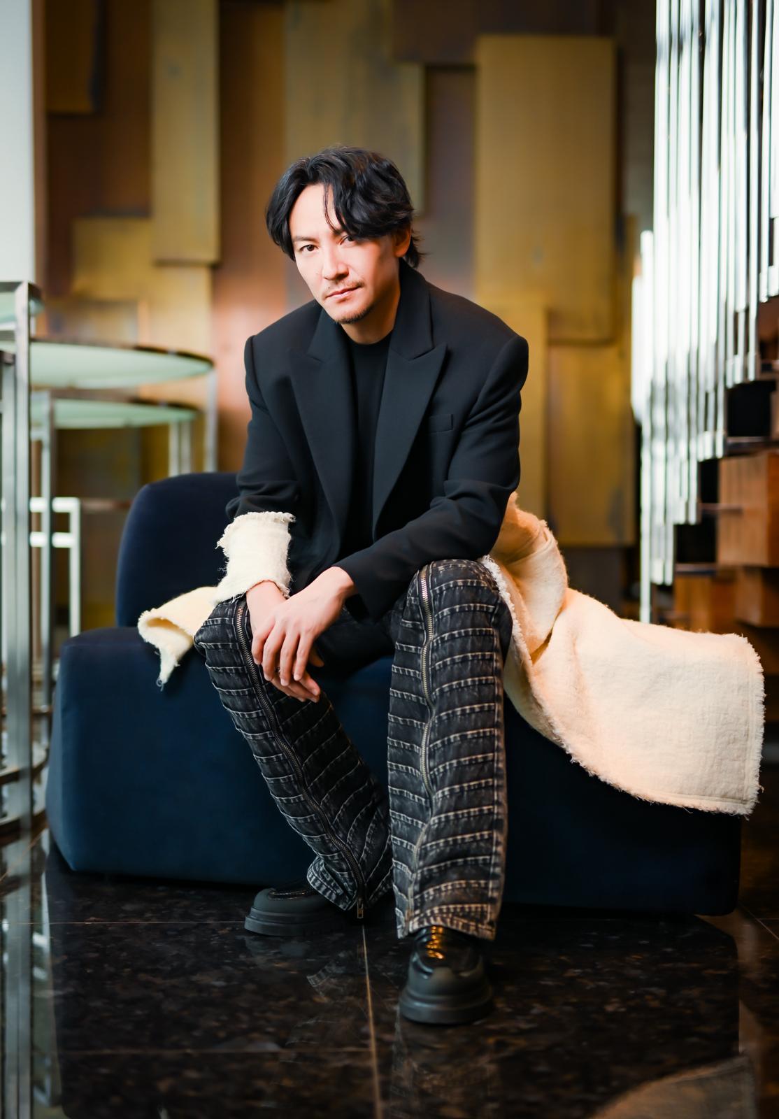 張震笑言自己已不適合演學生,還自嘲「不要挑戰觀眾極限」,但他充滿熟男魅力,年紀愈大愈有吸引力。(牽猴子提供)