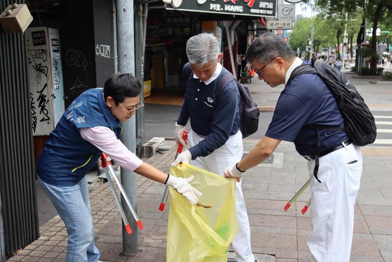 慈濟志工於各路線進行周邊環境、街道、巷弄的清潔打掃工作。（慈濟基金會提供）