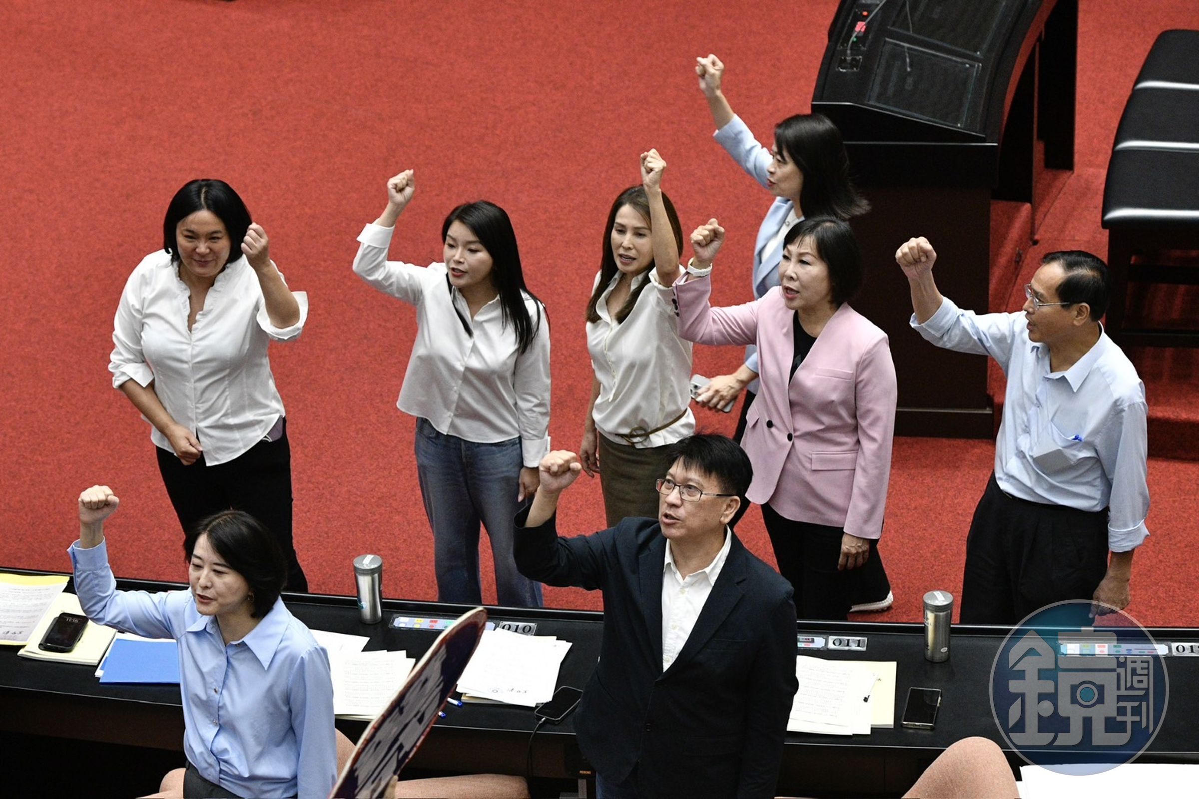 高金素梅為了原住民預算案,跟行政院長卓榮泰抗議。