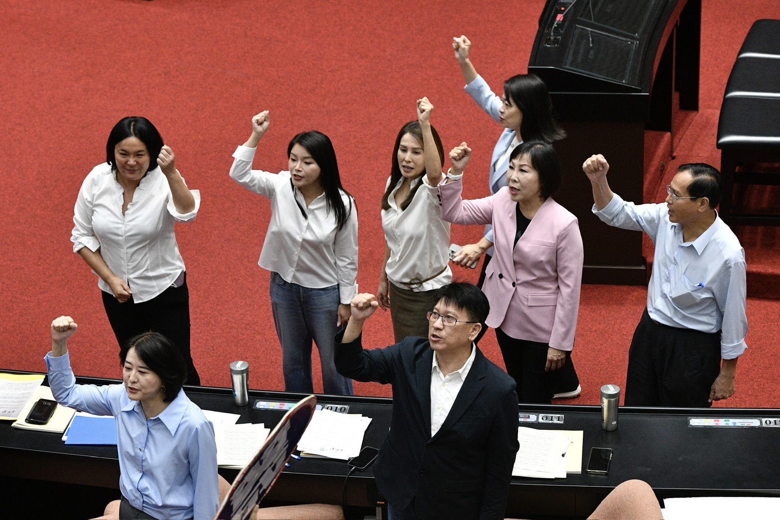 高金素梅為了原住民預算案,跟行政院長卓榮泰抗議。