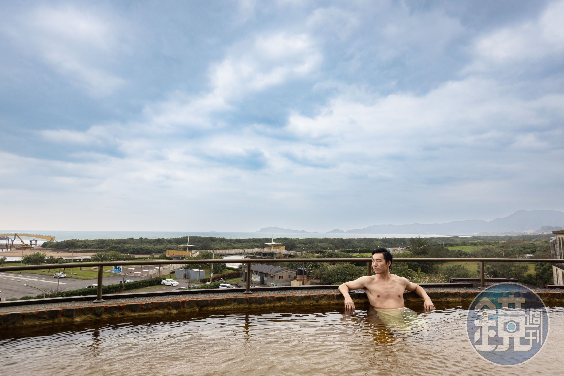 位於頂樓的露天大眾浴池男湯,能一邊泡湯、一邊眺望海景。(圖為拍攝許可,入內禁止攜帶毛巾)