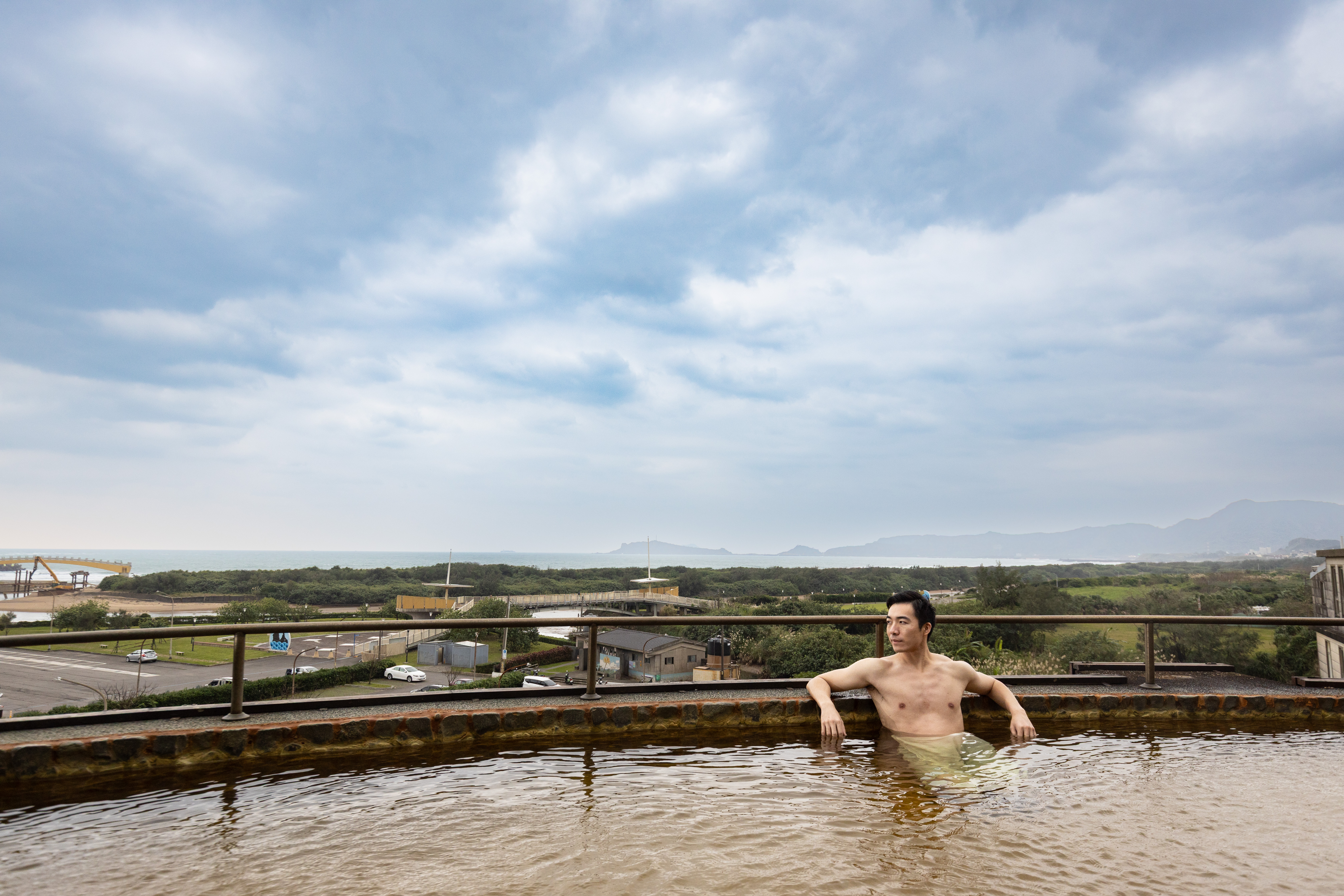 位於頂樓的露天大眾浴池男湯,能一邊泡湯、一邊眺望海景。(圖為拍攝許可,入內禁止攜帶毛巾)