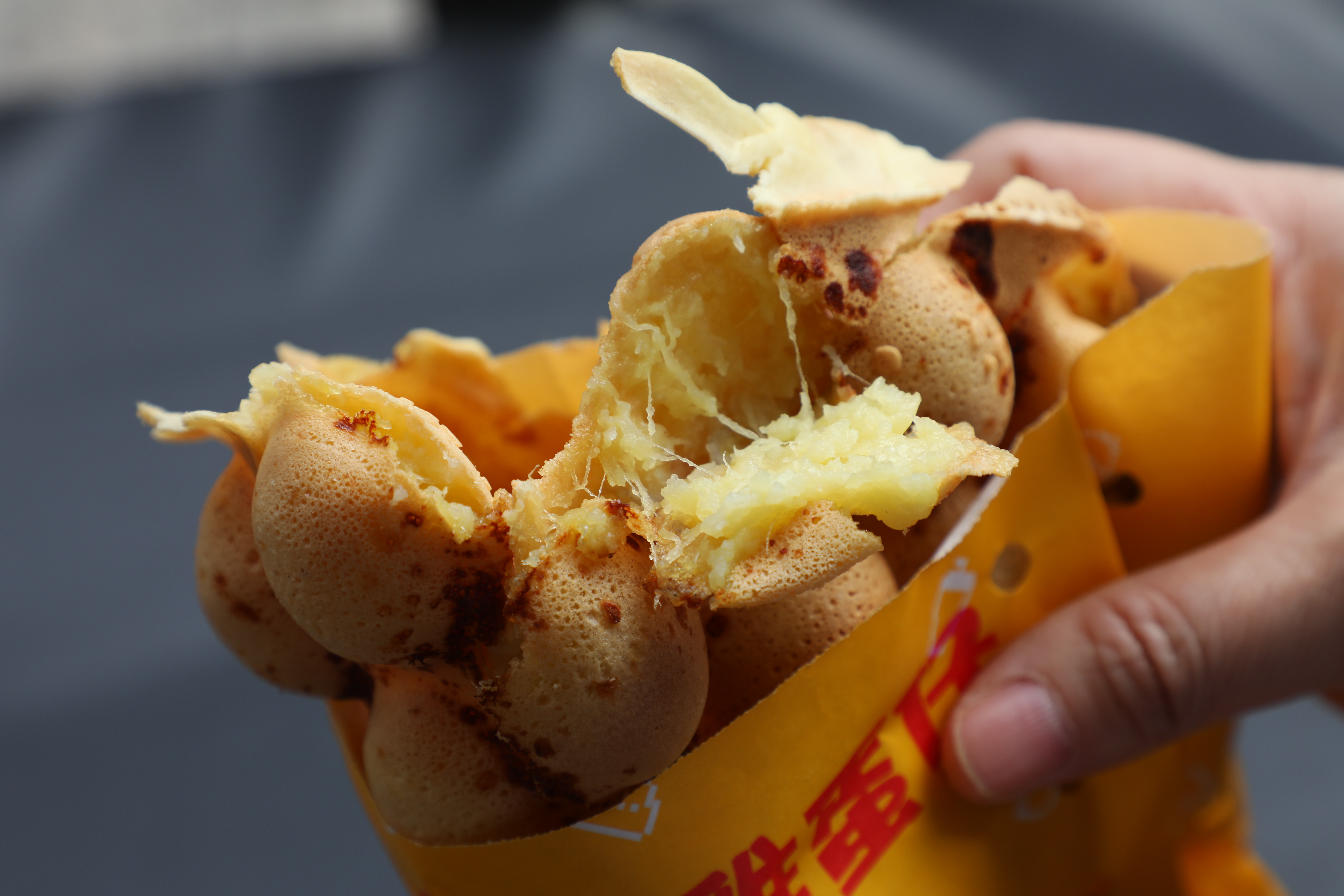 恆發是全香港首創將鮮果做成夾心餡的雞蛋仔，「鮮榴槤夾心雞蛋仔」便是招牌口味之一。（港幣50元／個）