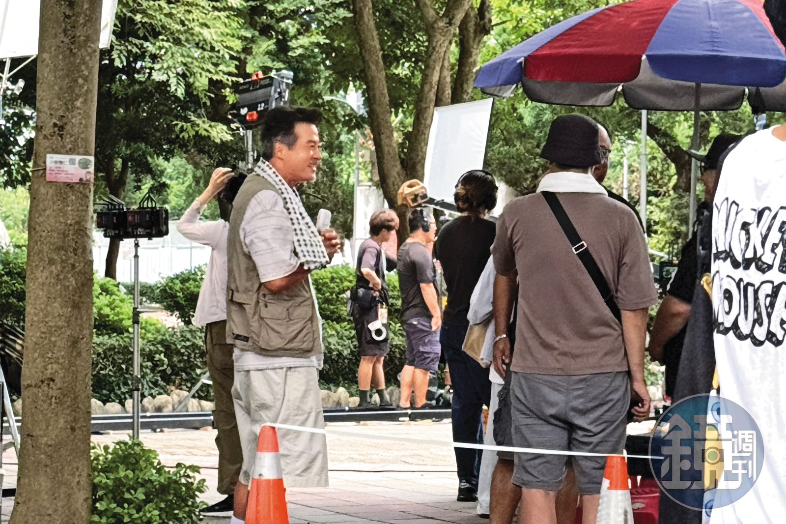 李銘順(左)為電影《NO GOOD!歐吉桑》拍攝,等戲時到處跟工作人員攀談。(圖/鏡週刊)
