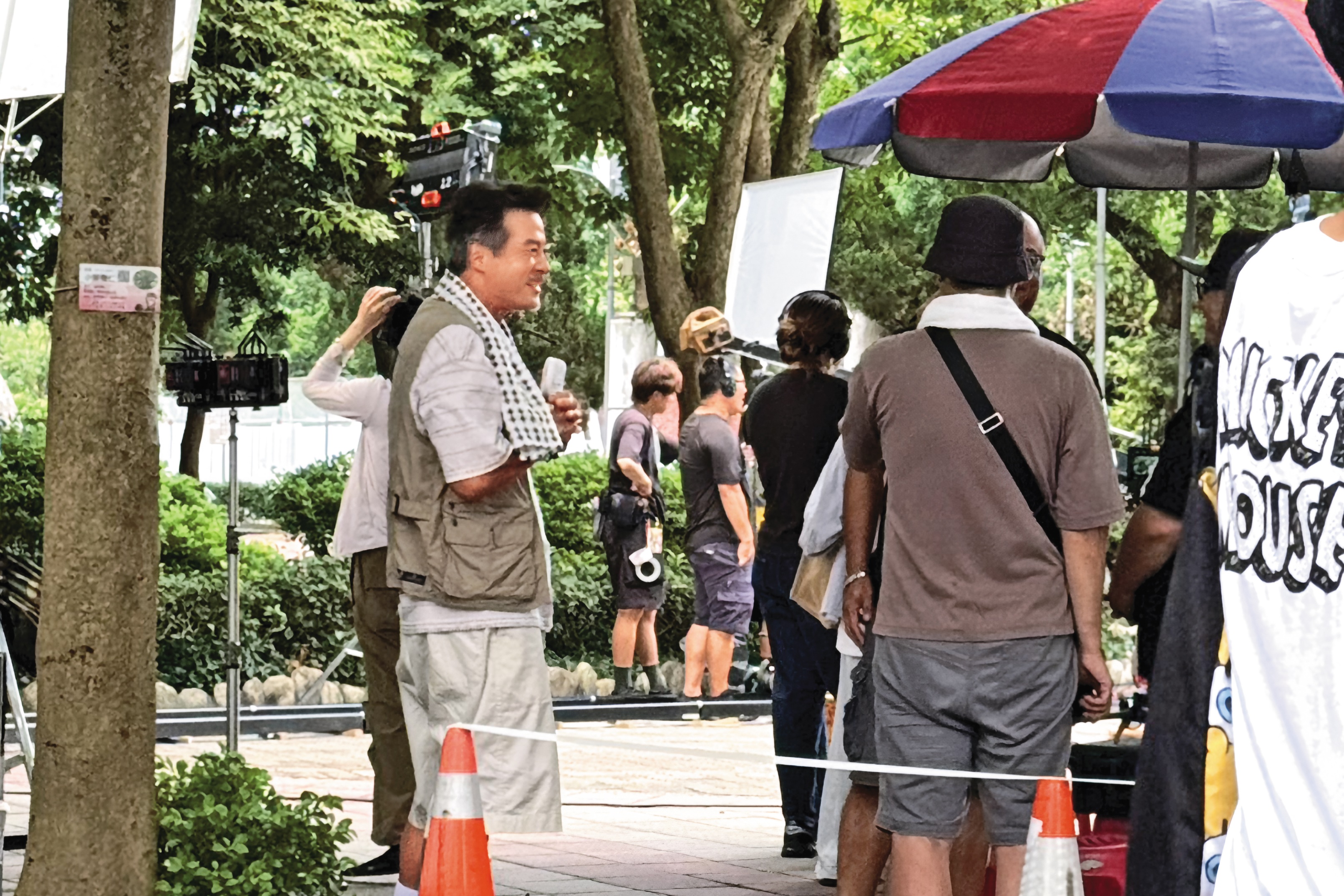 李銘順（左）為電影《NO GOOD！歐吉桑》拍攝，等戲時到處跟工作人員攀談。