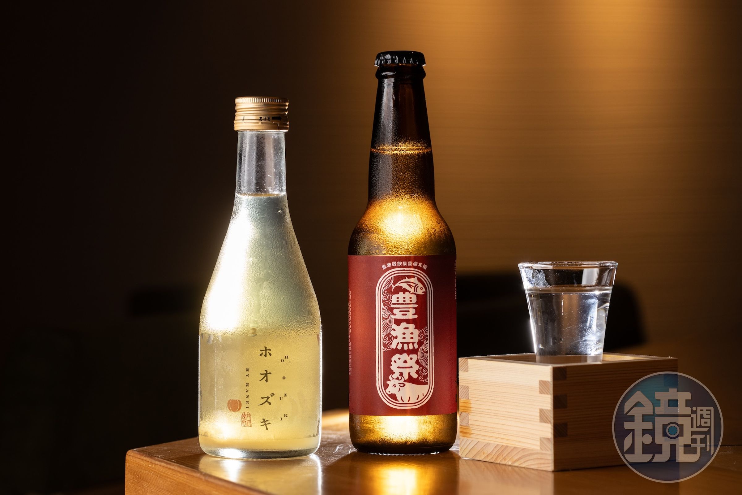 有淡雅茶香的「豊漁祭」(右,250元/瓶)精釀啤酒合合作為品嘗烤魚的開場;「白笹鼓 掛金燈酒」(左,1,570元/瓶)以鮮明果香平衡魚脂油香。
