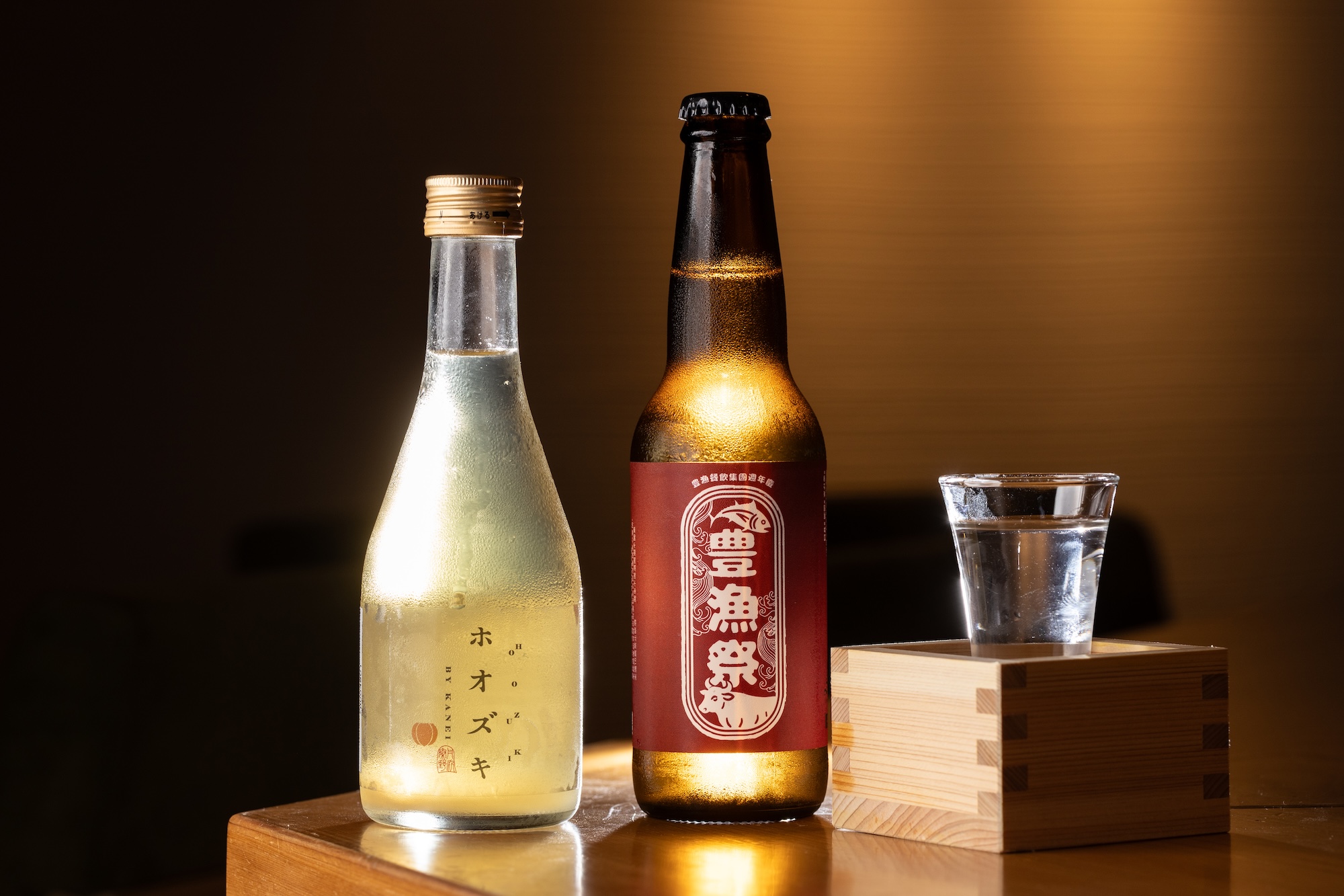 有淡雅茶香的「豊漁祭」(右,250元/瓶)精釀啤酒合合作為品嘗烤魚的開場;「白笹鼓 掛金燈酒」(左,1,570元/瓶)以鮮明果香平衡魚脂油香。