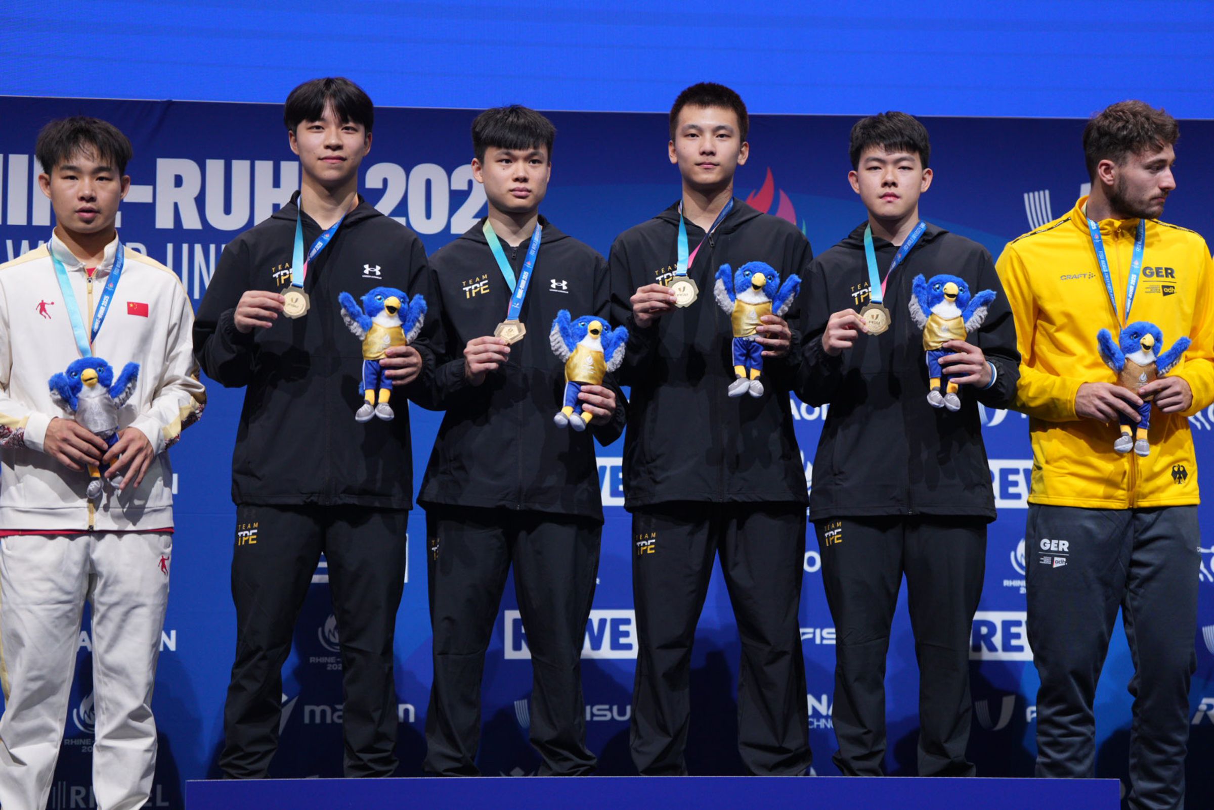 台灣桌球男團在世大運以3比2擊敗中國,勇奪賽史首面金牌。(大專體總提供)