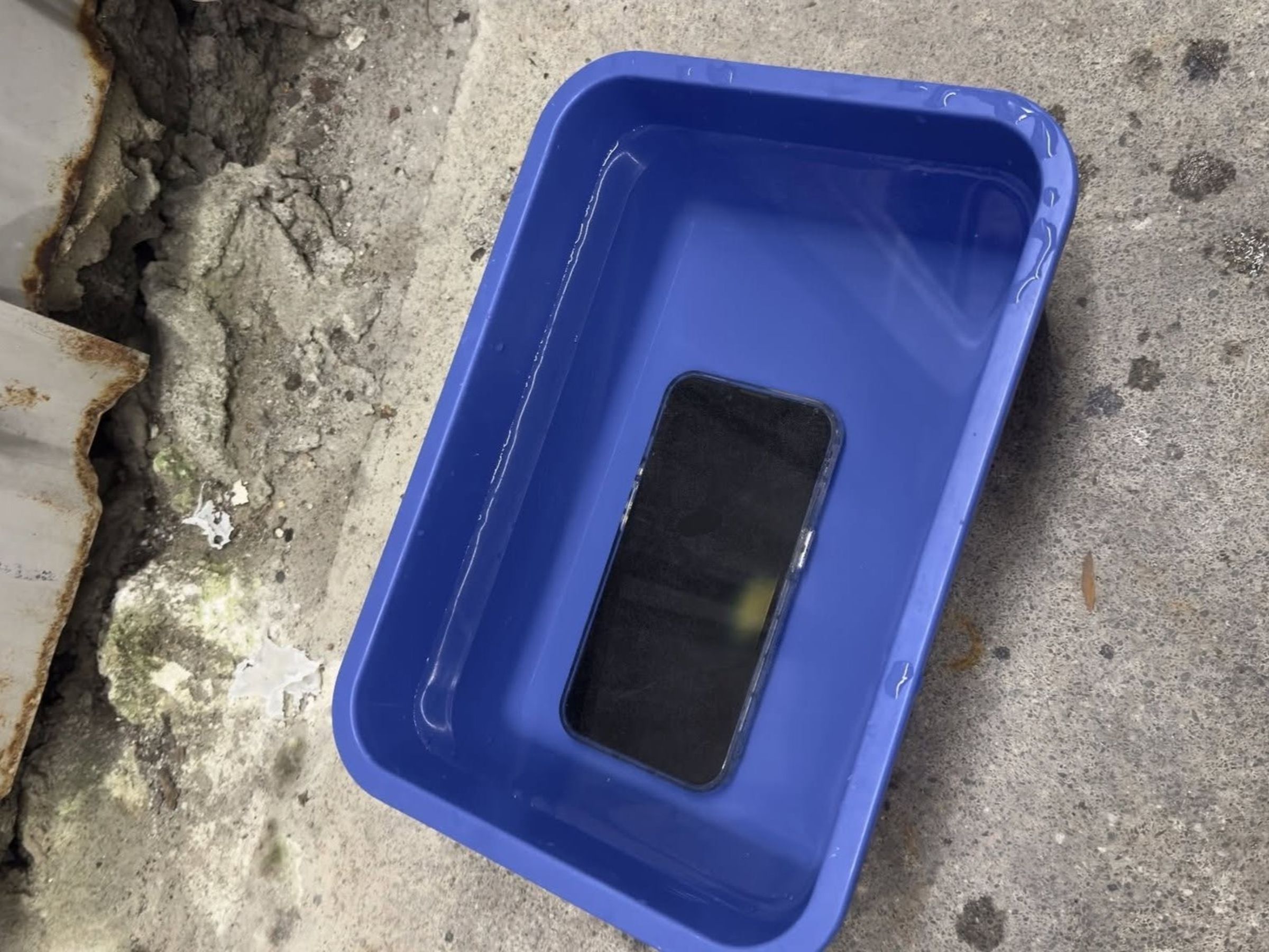 一名網友日前發現手機冒煙，便立刻將手機放水中浸泡，防止後續爆炸燃燒。（翻攝Threads@ya.kani）