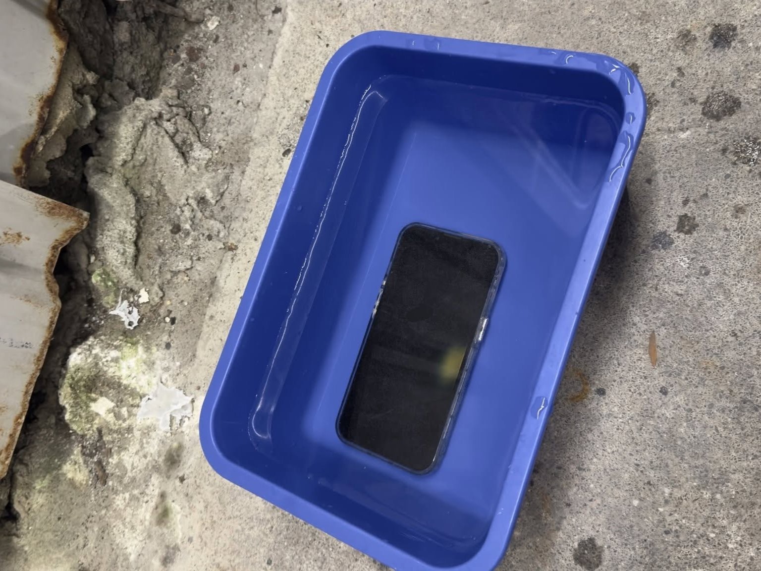 一名網友日前發現手機冒煙，便立刻將手機放水中浸泡，防止後續爆炸燃燒。（翻攝Threads@ya.kani）