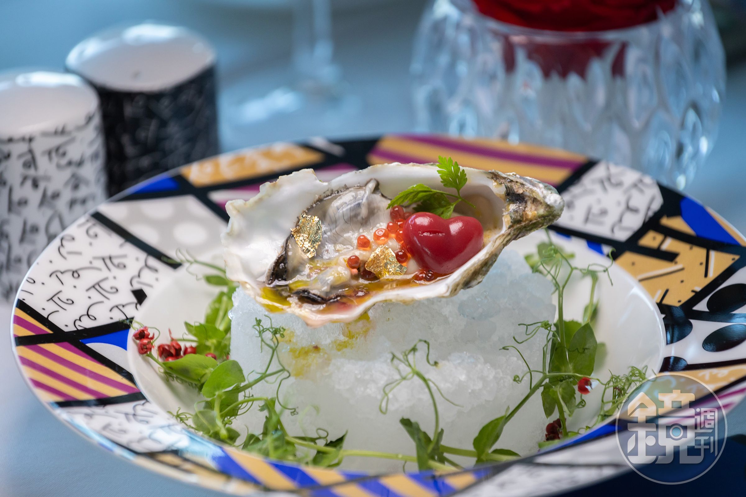 開胃小點的生蠔以鮭魚卵及金箔點綴，充滿高級感。（套餐149美元／人，約NT$4,890）