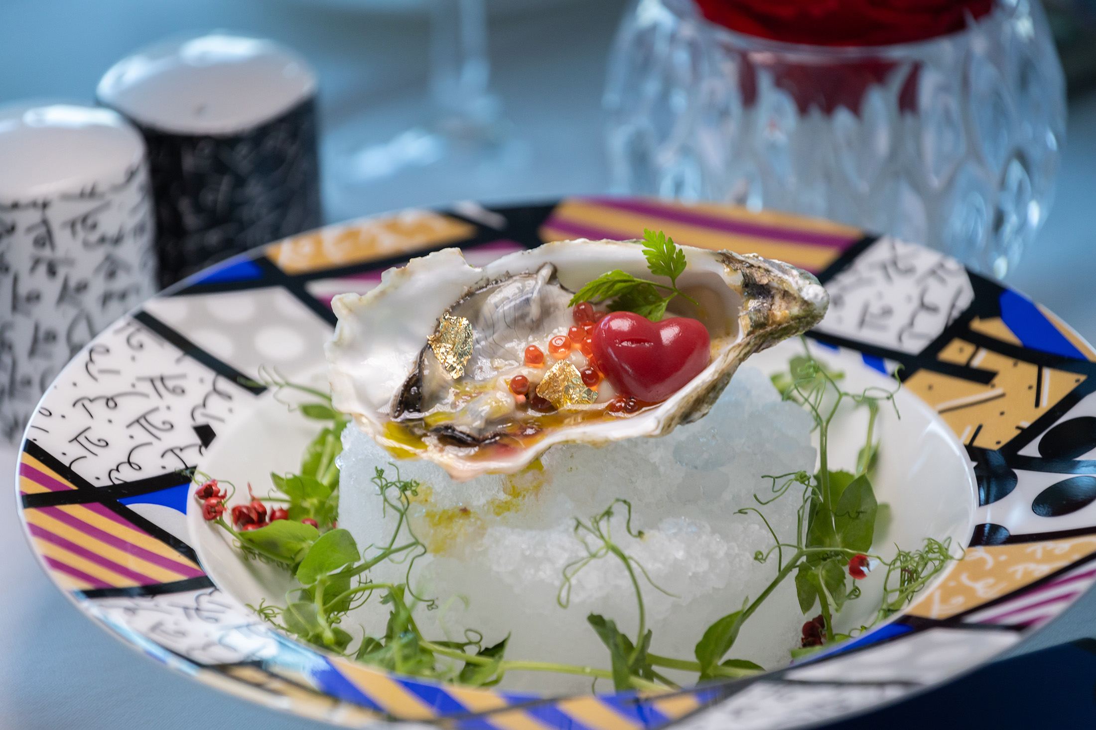開胃小點的生蠔以鮭魚卵及金箔點綴，充滿高級感。（套餐149美元／人，約NT$4,890）