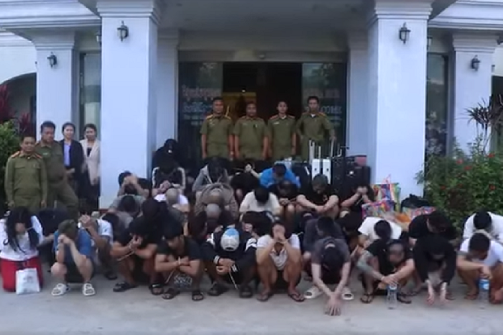 詐騙集團自稱是「市刑大吳隊長」,聲稱老翁的房子可能遭查封,如果不想被查封,就得再借500萬元放進帳戶。(示意圖、翻攝Saona Studio.ຊາວນາສະຕູດີໂອ臉書)